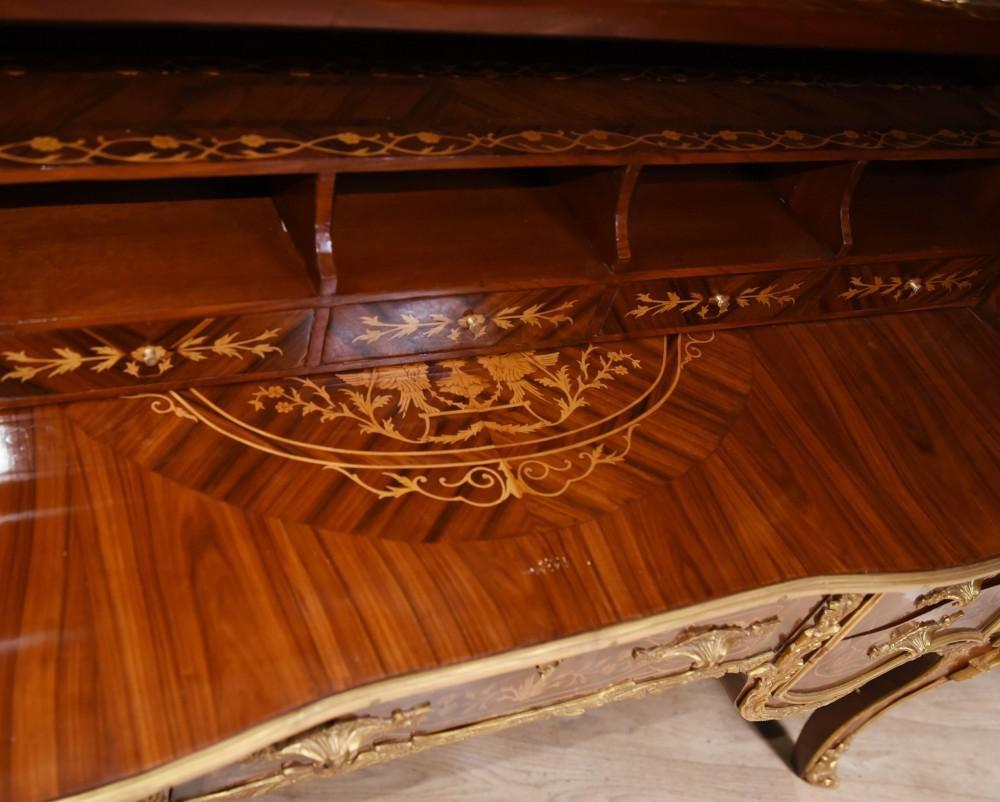 Atemberaubender französischer Schreibtisch im Stil Louis XV - oder Bureau Du Roi - handgefertigt aus Königsholz
Es basiert auf dem Original, das sich im Schloss von Versaille befindet, und ist ein erstaunliches Werk
Hoffentlich werden die Fotos