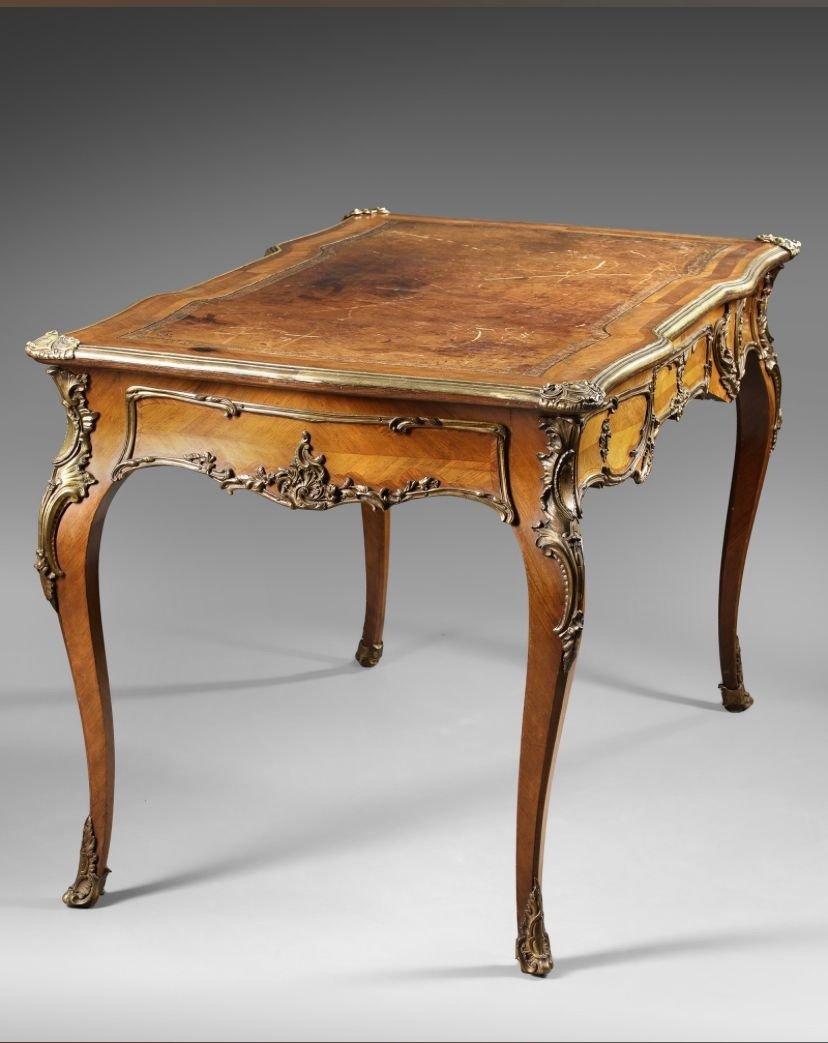 Louis XV style desk, Late 19th Century
A rosewood veneered flat desk with fine ormolu ornamentation (falls, moulding and sabots), opening with three drawers in the belt. Louis XV style, late 19th century
H: 78 cm, W: 147 cm, D: 77 cm
ref 3034
 