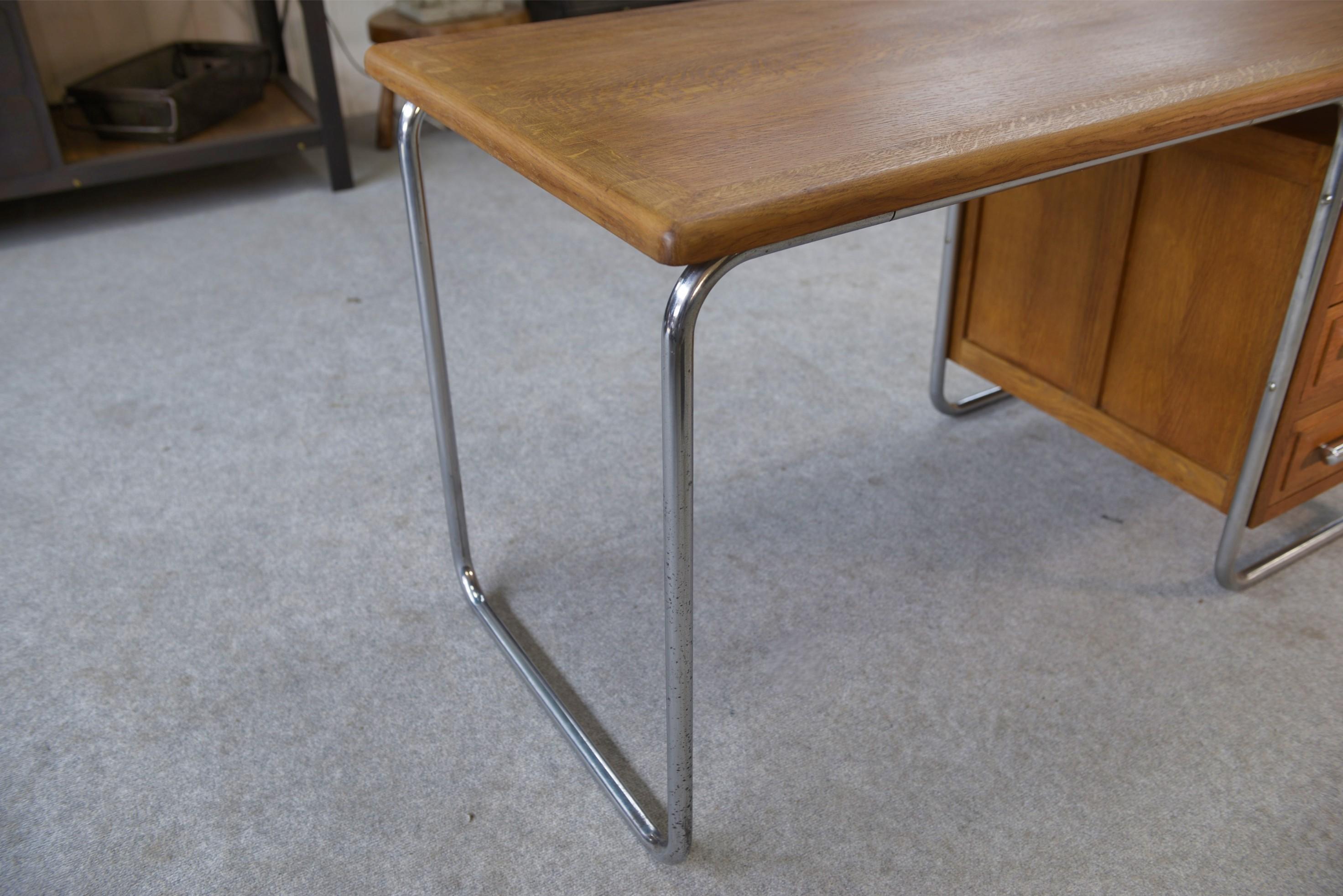 Bureau design Bauhaus en tube chromé et chêne massif par Kovona 1960's en vente 7