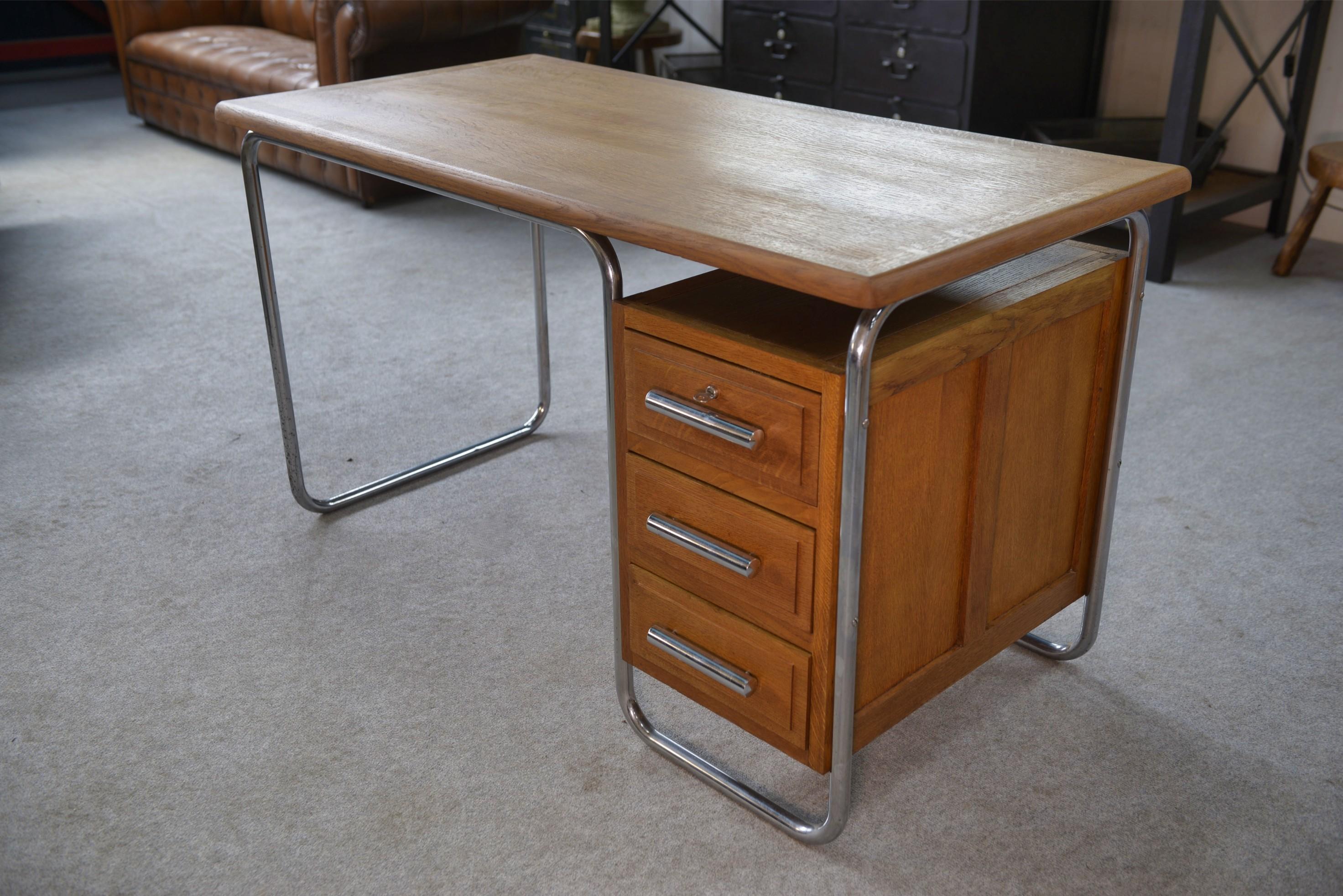 Bureau design Bauhaus en tube chromé et chêne massif par Kovona 1960's

Le mobilier Kovona, produit en Tchécoslovaquie dès les années 1930, s'inscrit dans la mouvance du Bauhaus par son esthétique fonctionnelle, épurée et industrielle. La marque