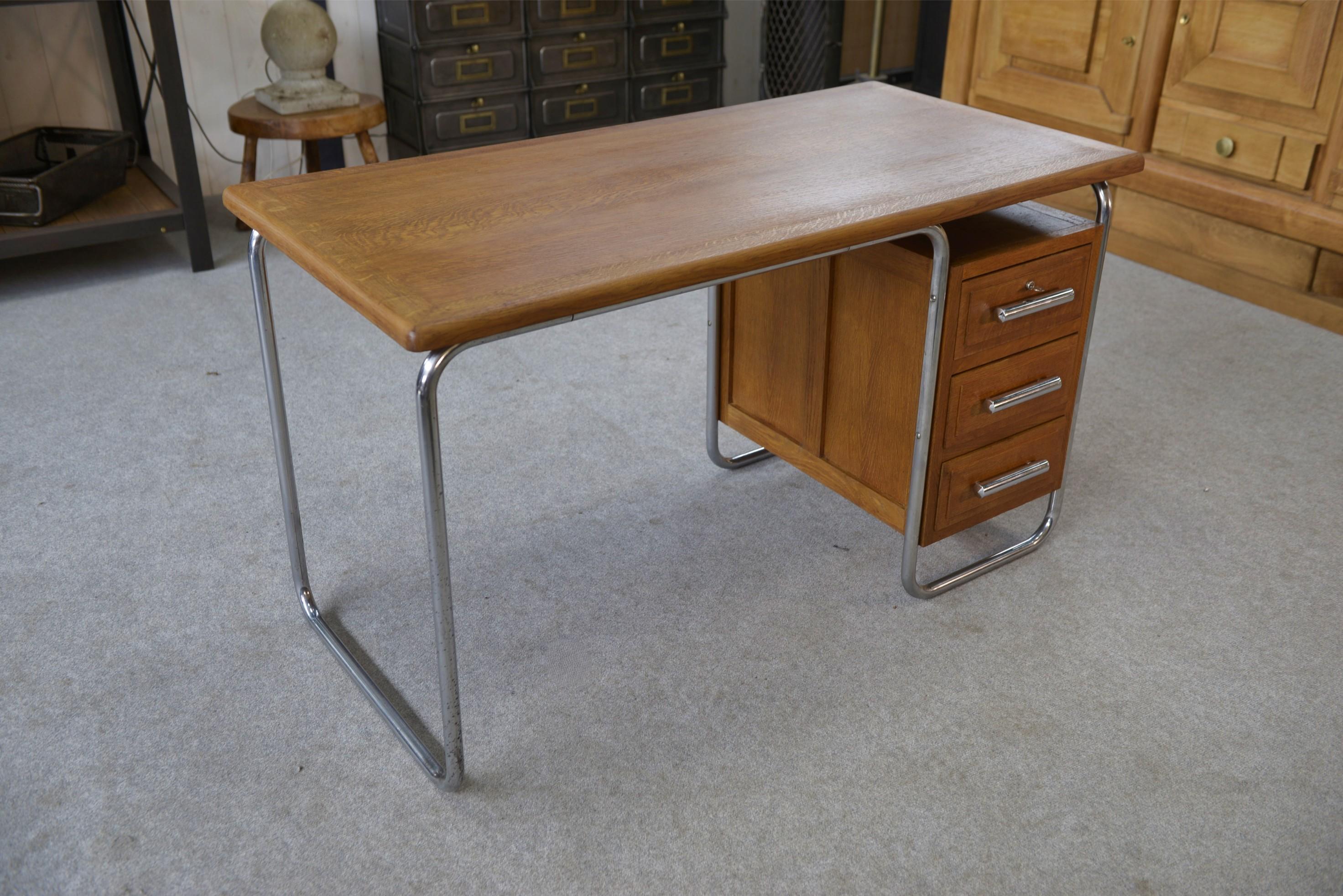 Milieu du XXe siècle Bureau design Bauhaus en tube chromé et chêne massif par Kovona 1960's en vente