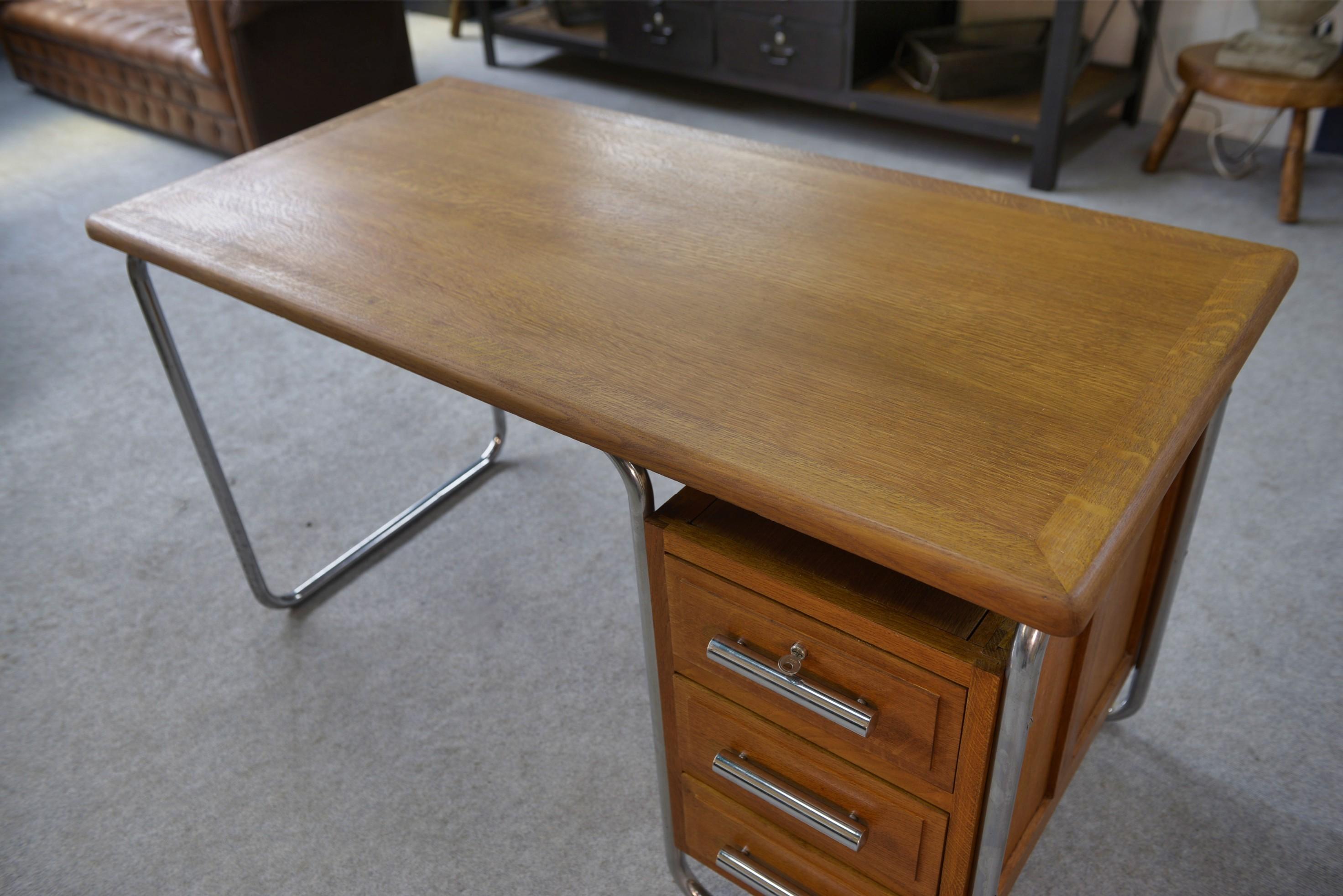 Bureau design Bauhaus en tube chromé et chêne massif par Kovona 1960's en vente 2