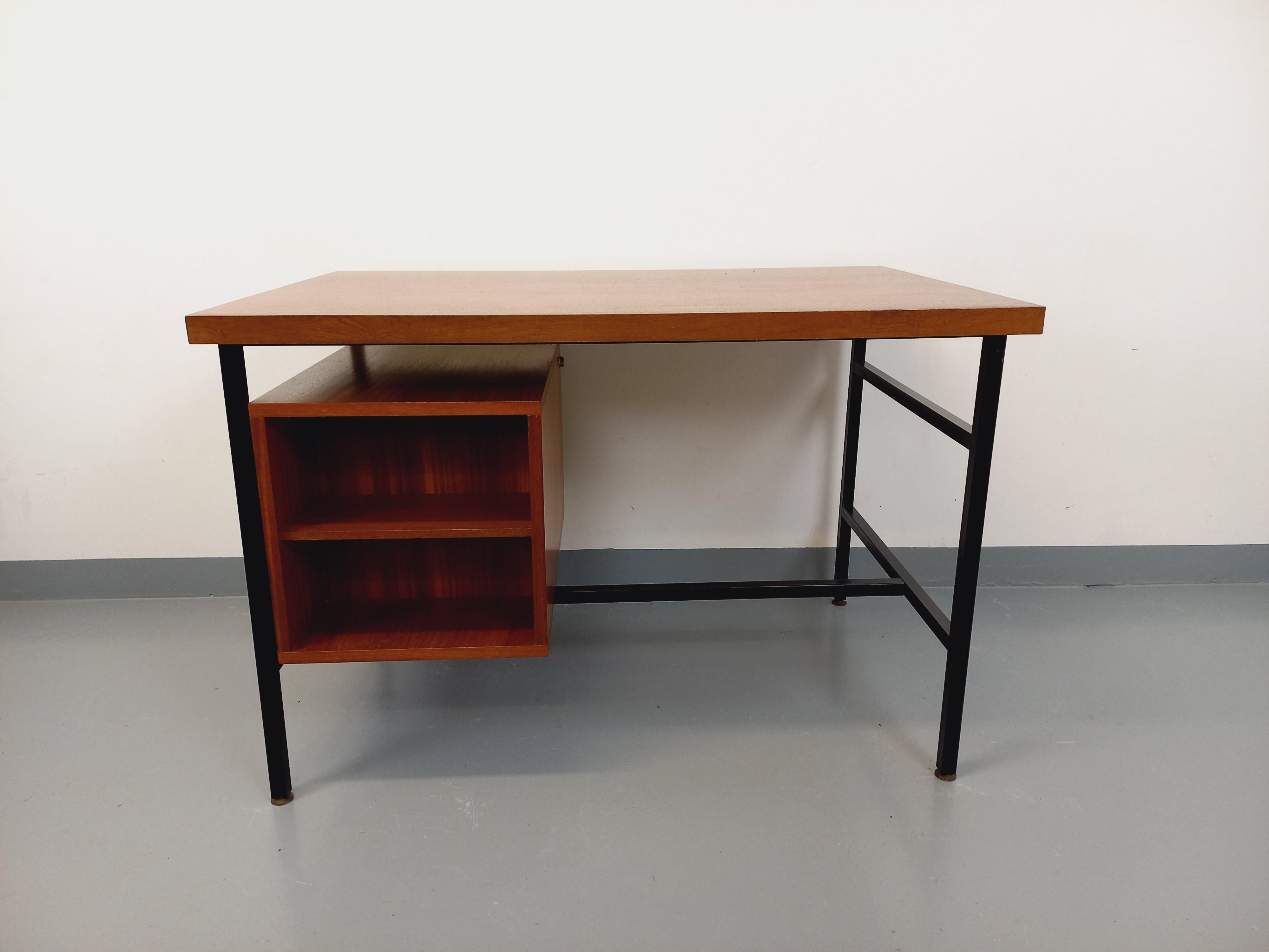 Bureau double-face moderniste vintage en acajou et métal noir des années 60 en vente 4