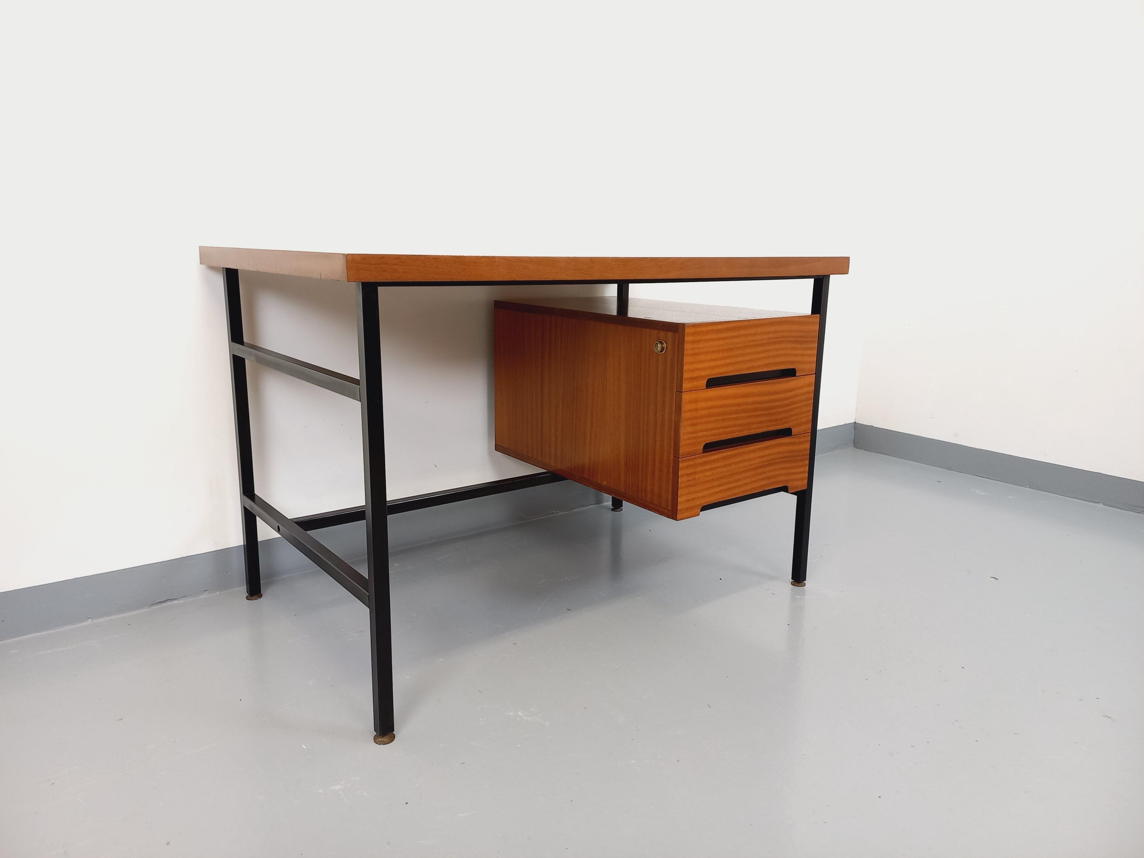 Bureau double-face moderniste vintage en acajou et métal noir des années 60 en vente 7