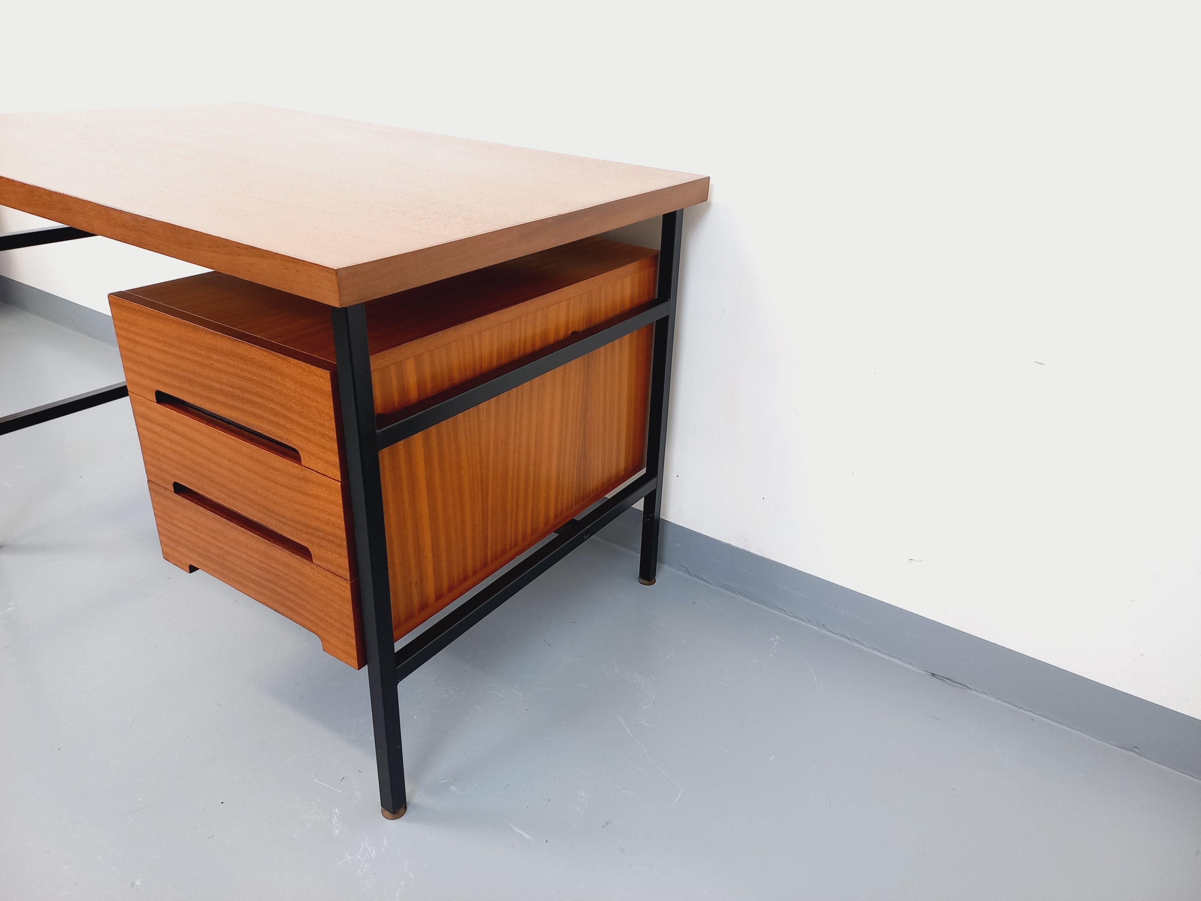 Bureau double-face moderniste vintage en acajou et métal noir des années 60 en vente 8