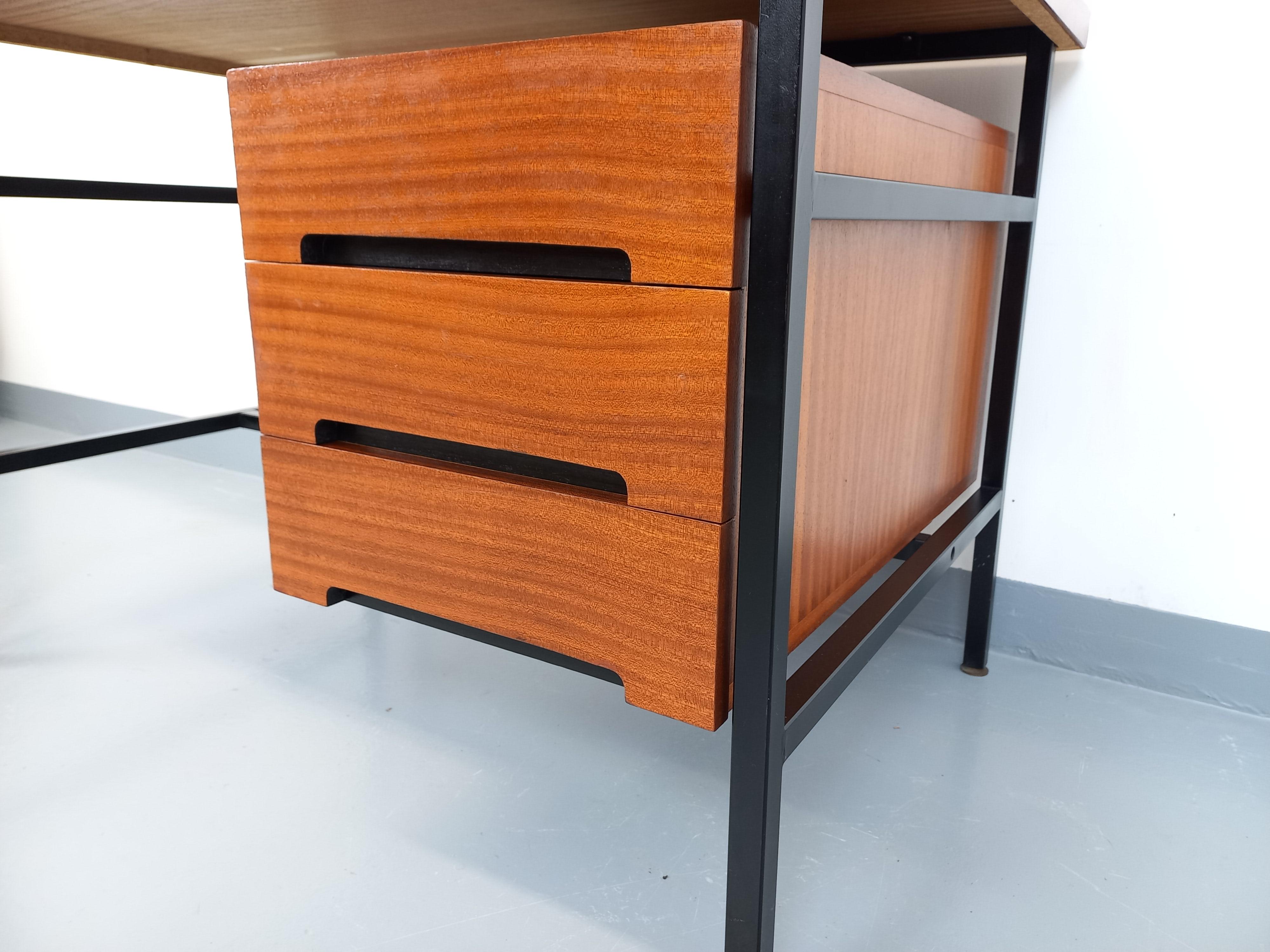 Bureau double-face moderniste vintage en acajou et métal noir des années 60 en vente 10