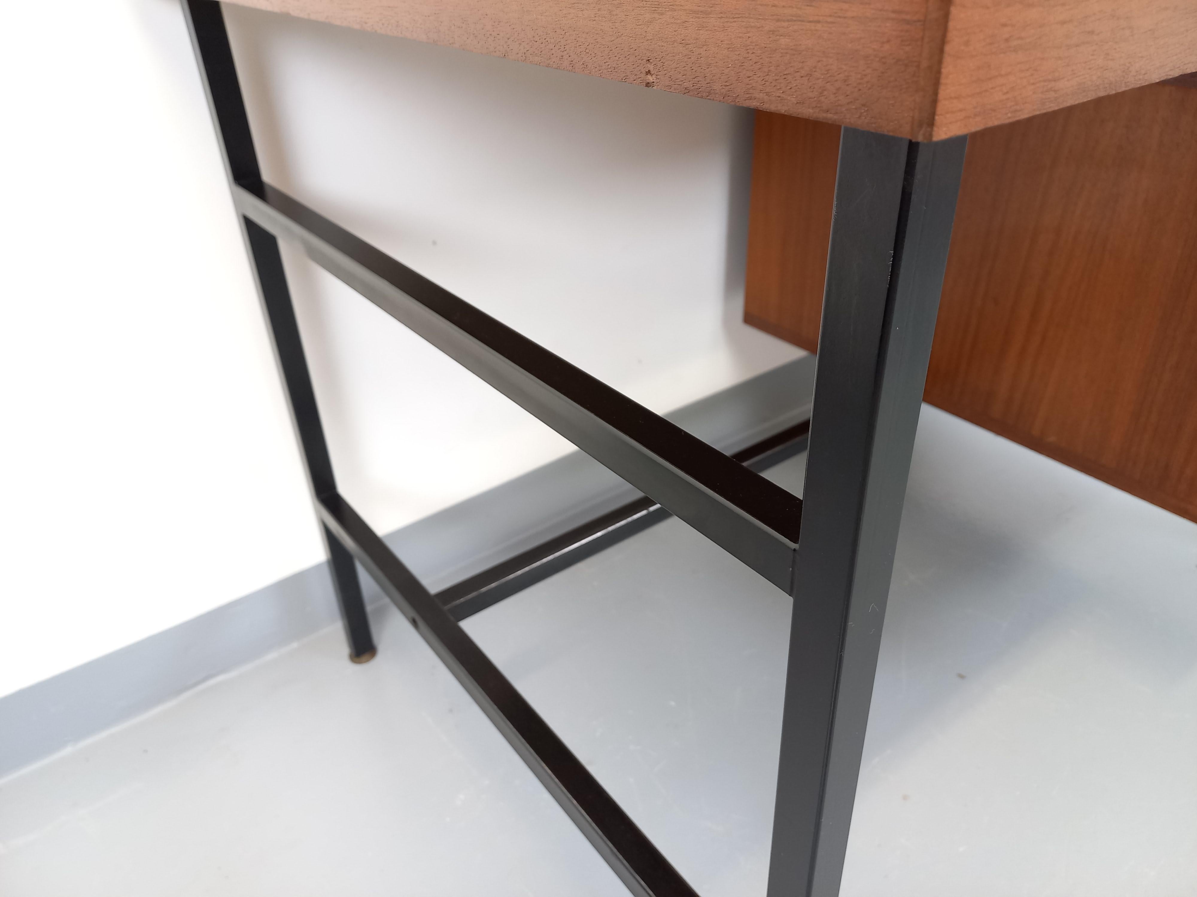 Bureau double-face moderniste vintage en acajou et métal noir des années 60 en vente 11
