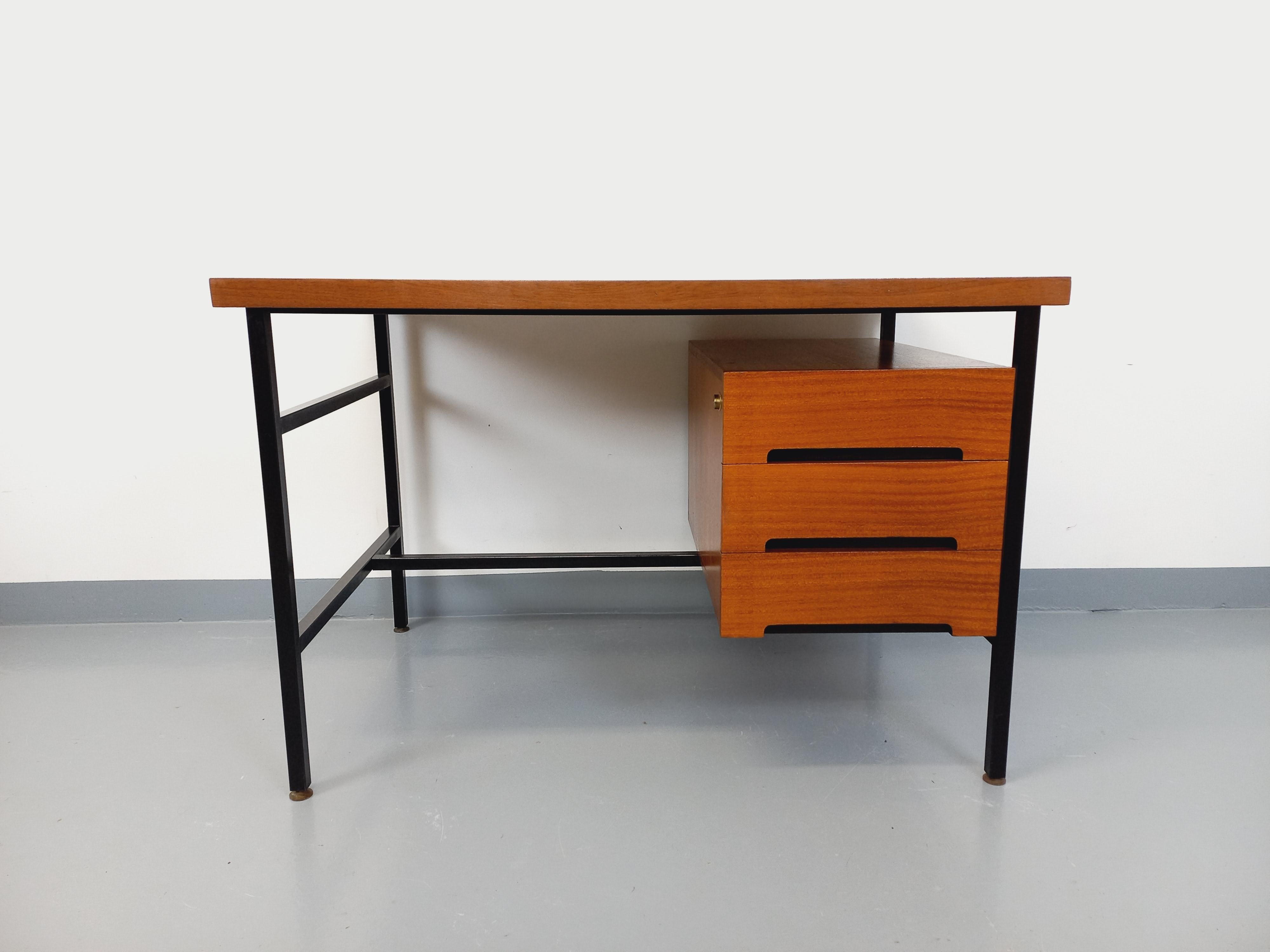 Scandinave moderne Bureau double-face moderniste vintage en acajou et métal noir des années 60 en vente