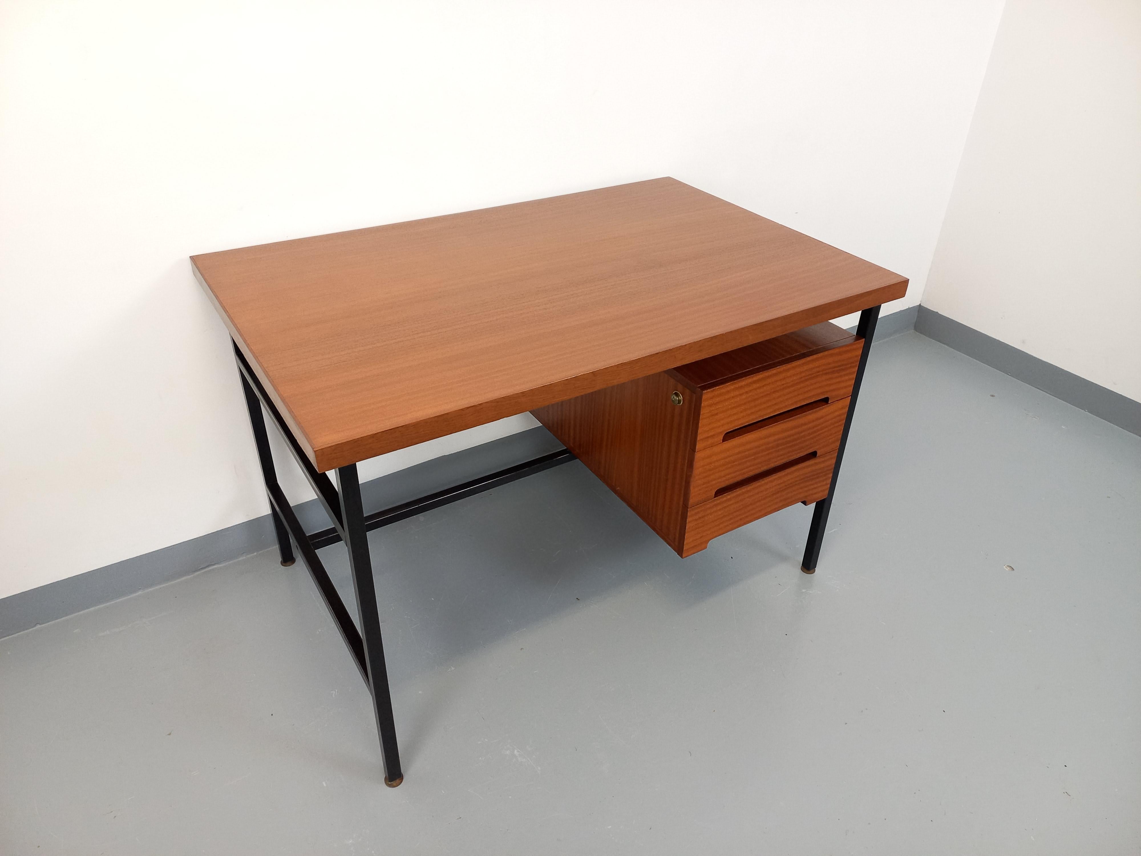 Scandinave Bureau double-face moderniste vintage en acajou et métal noir des années 60 en vente