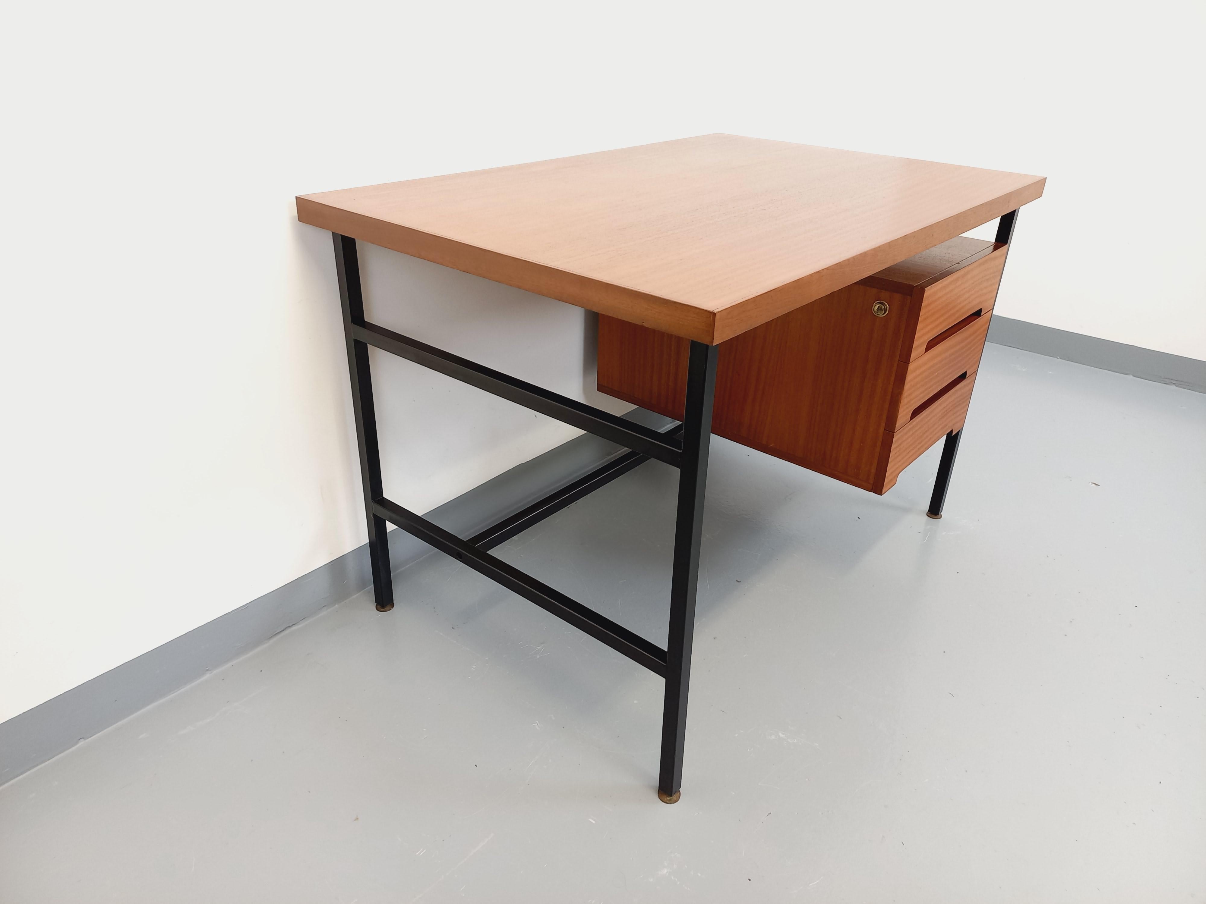 Bureau double-face moderniste vintage en acajou et métal noir des années 60 Bon état - En vente à BESANÇON, FR