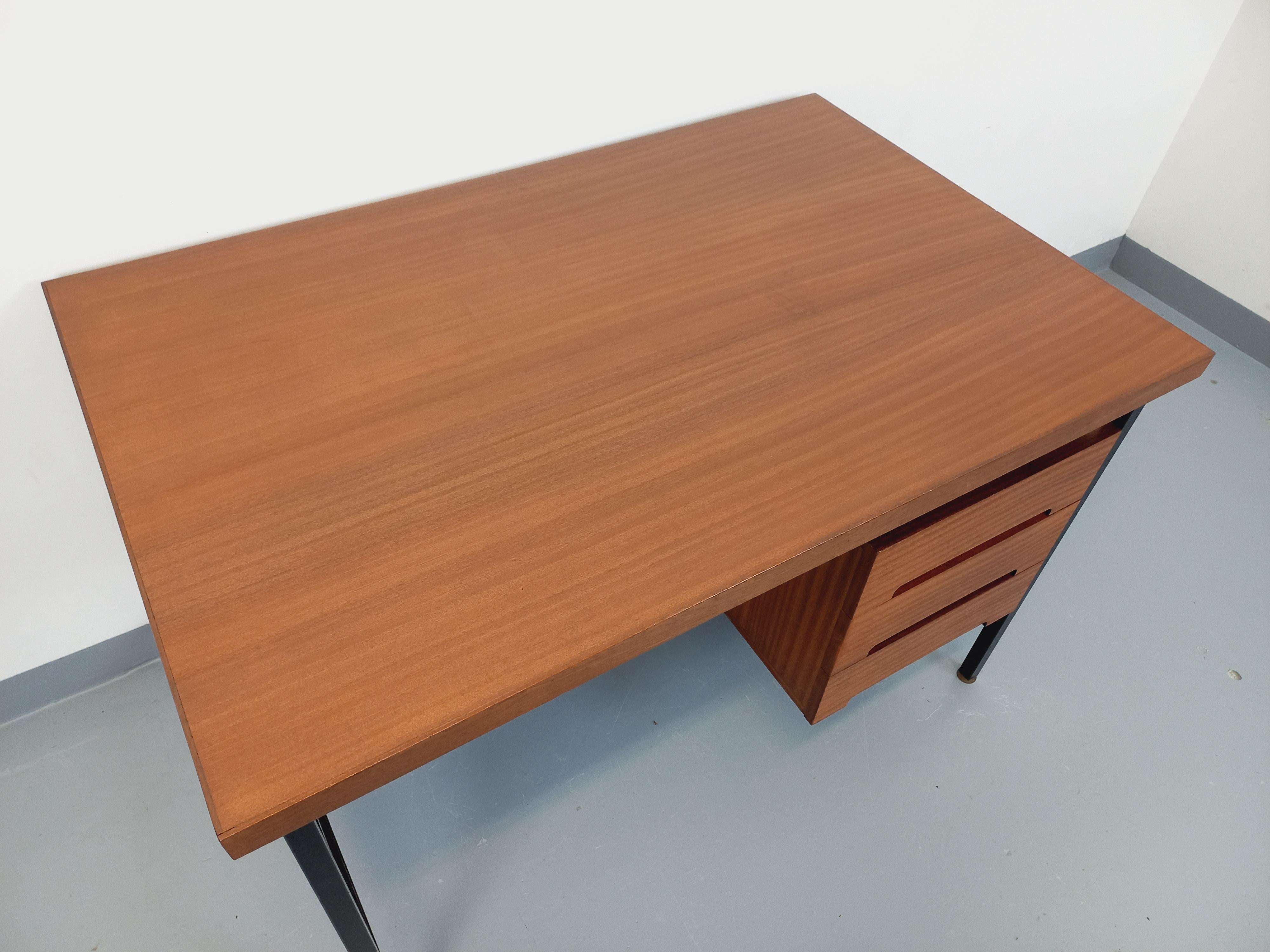 Milieu du XXe siècle Bureau double-face moderniste vintage en acajou et métal noir des années 60 en vente