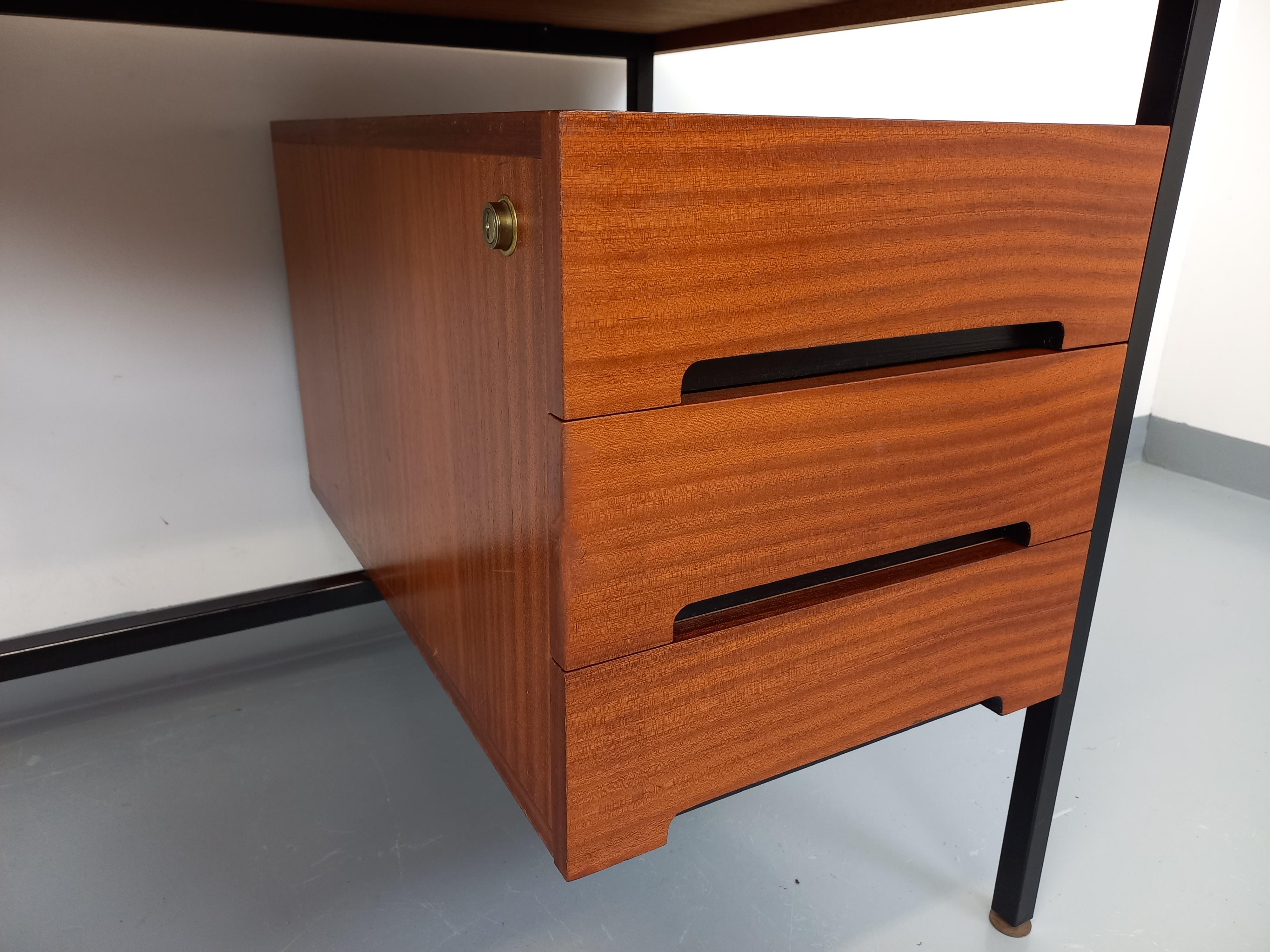 Teck Bureau double-face moderniste vintage en acajou et métal noir des années 60 en vente
