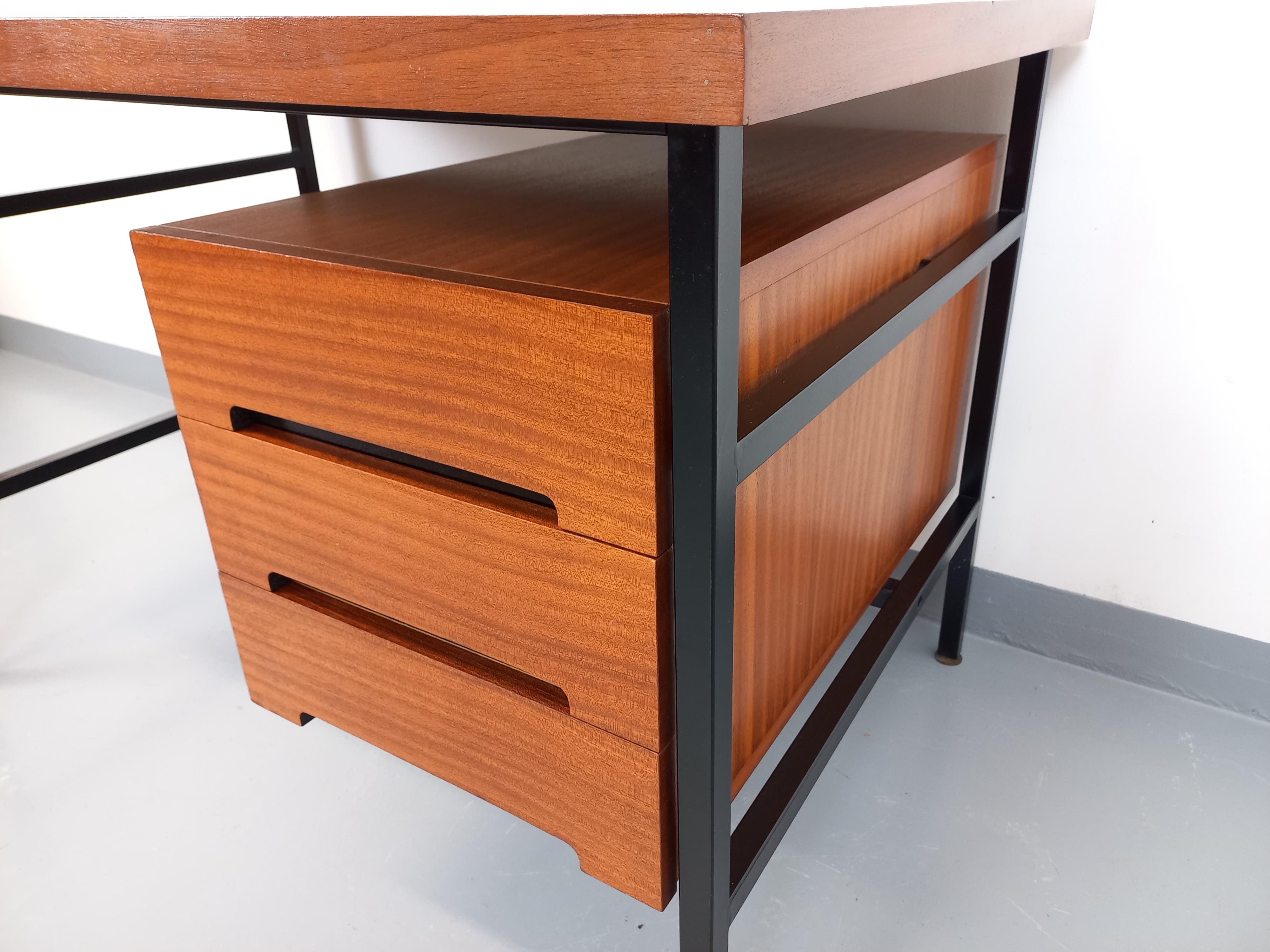 Bureau double-face moderniste vintage en acajou et métal noir des années 60 en vente 1