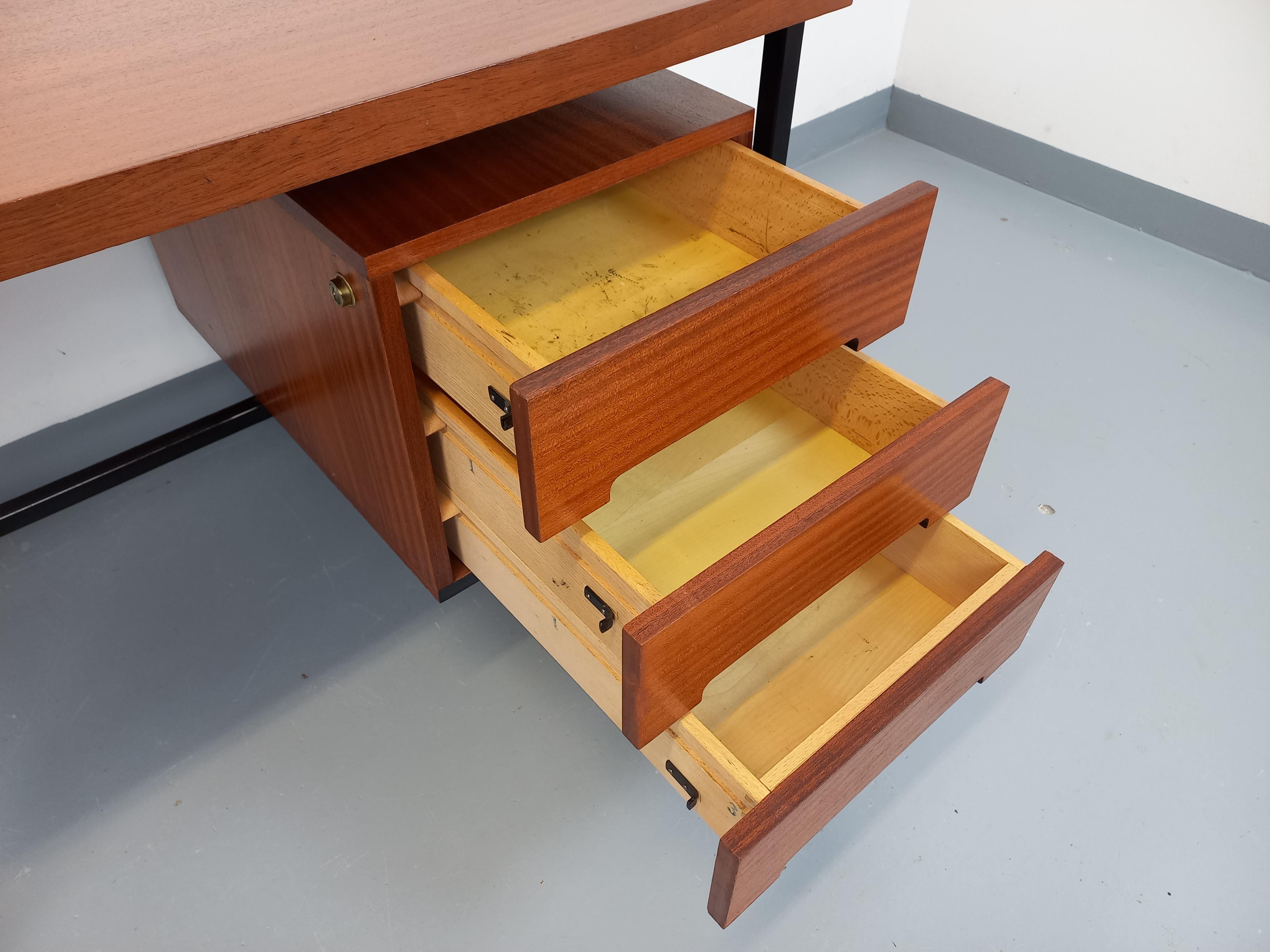 Bureau double-face moderniste vintage en acajou et métal noir des années 60 en vente 2