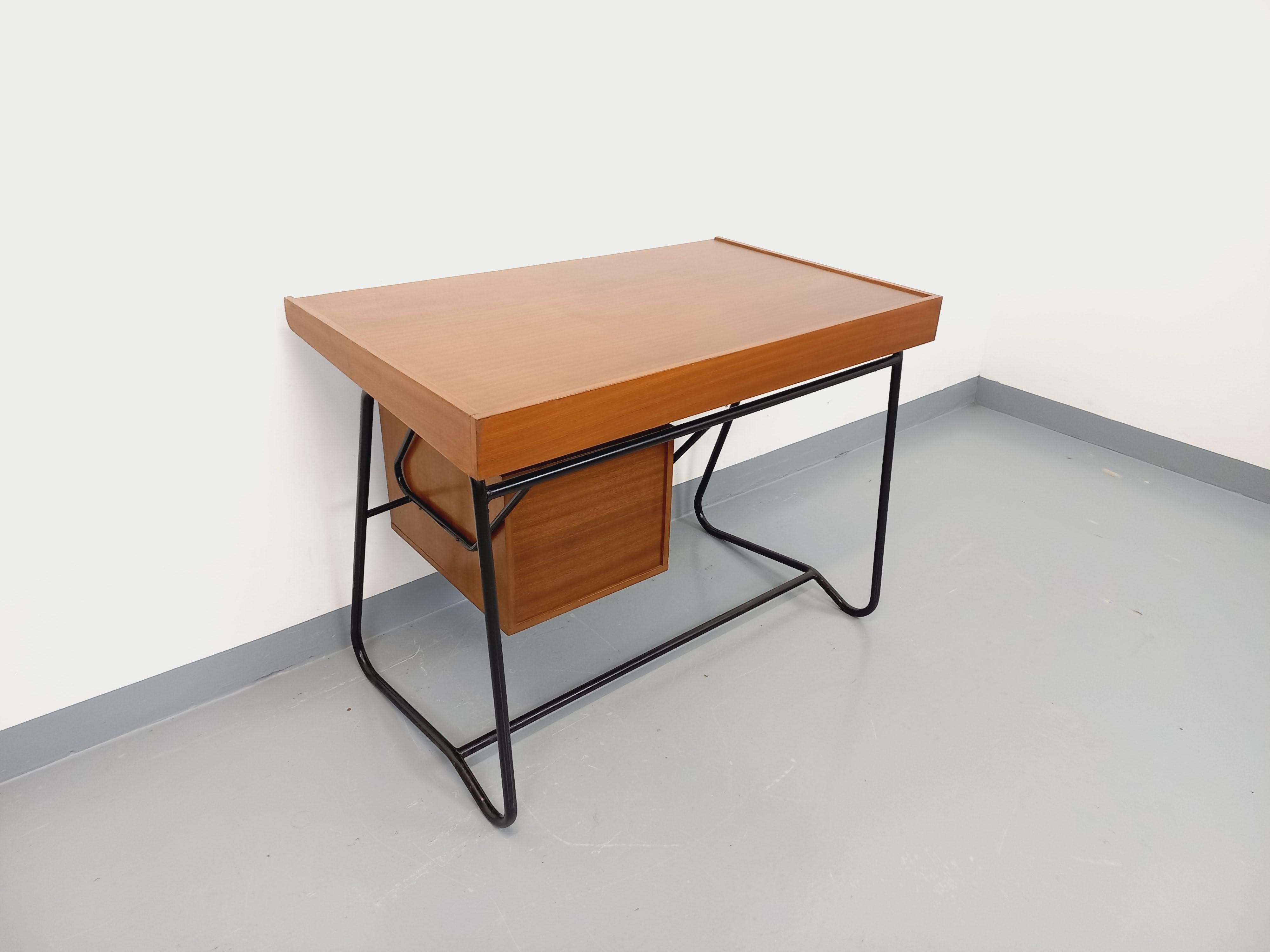 Bureau double-face moderniste vintage en bois d'acajou style teck et métal noir en vente 4