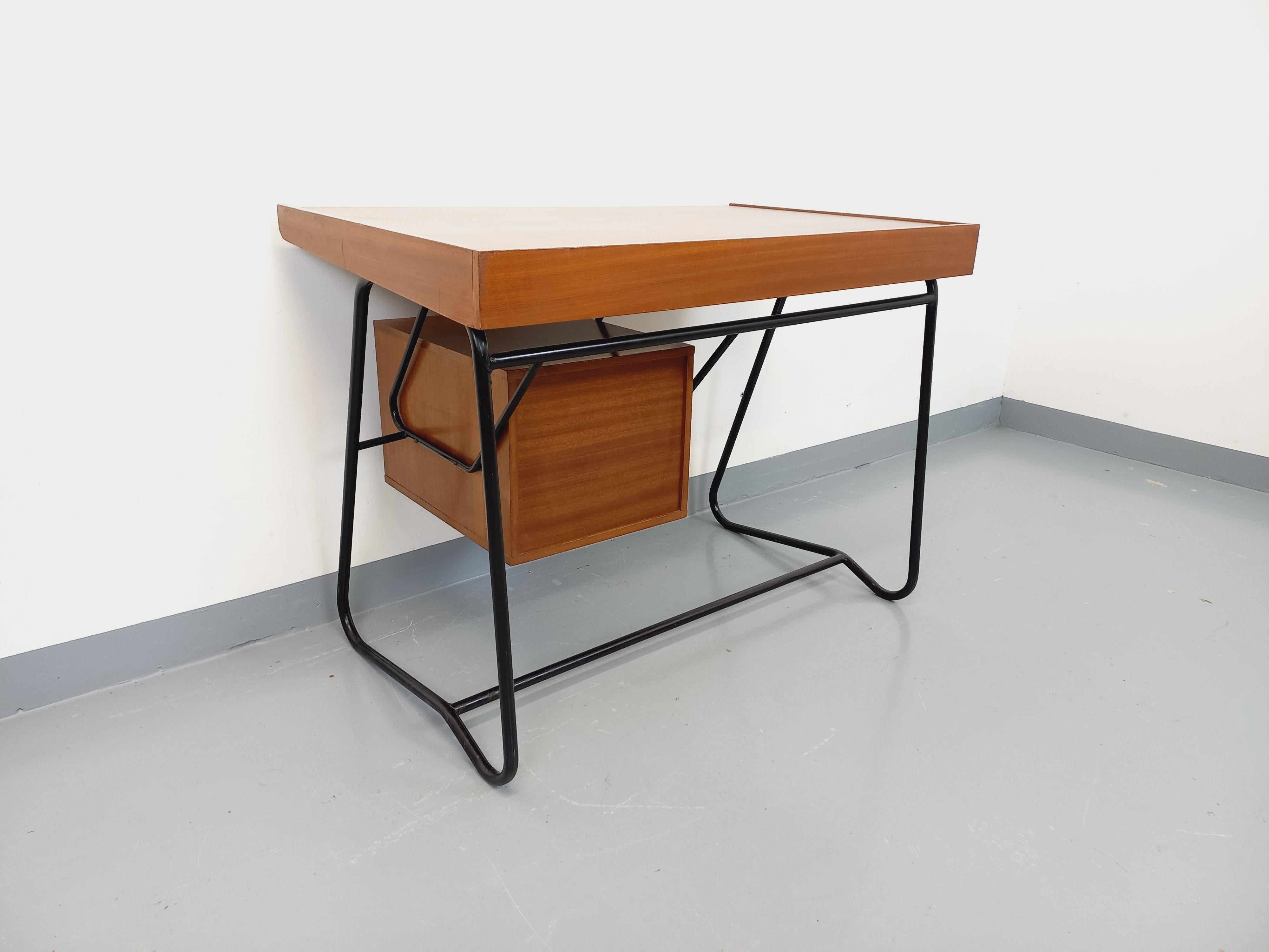 Bureau vintage des années 60, double-face pour être placé au centre d'une pièce (le dos du bureau étant joli), style moderniste dans le goût de Jacques Hitier ou Pierre Guariche, en bois d'acajou style teck, très beau design du plateau, piétement
