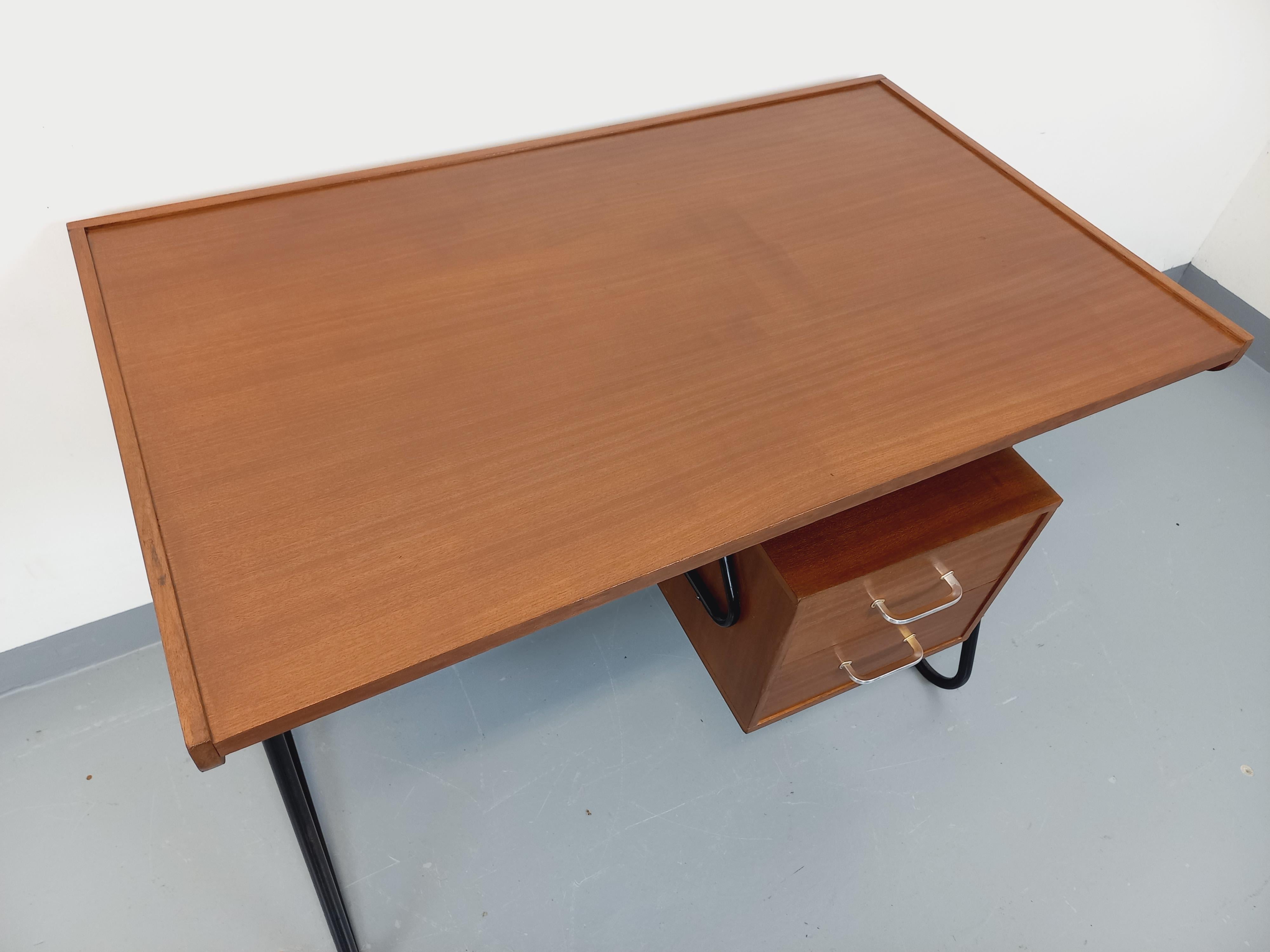 Bureau double-face moderniste vintage en bois d'acajou style teck et métal noir Bon état - En vente à BESANÇON, FR