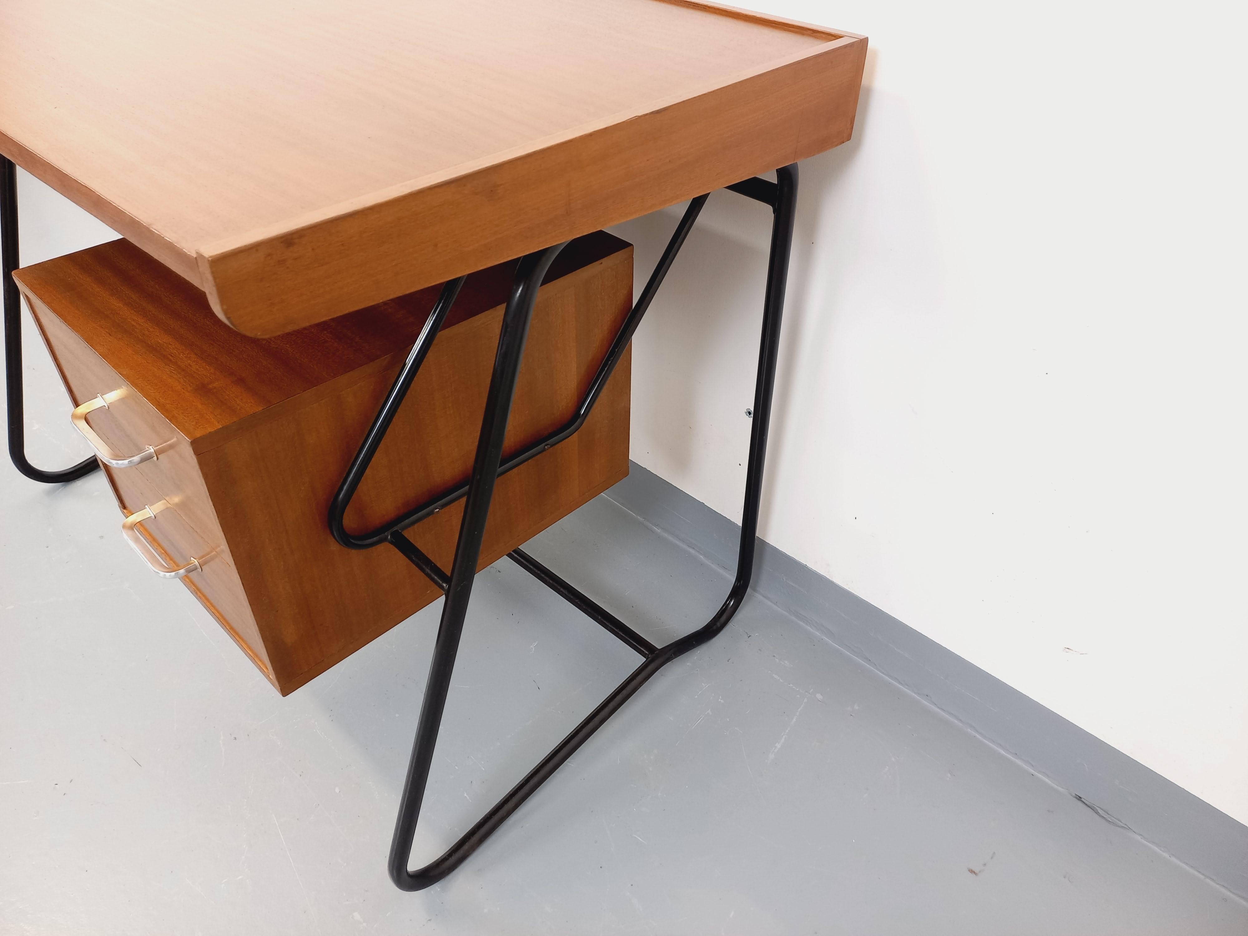 Milieu du XXe siècle Bureau double-face moderniste vintage en bois d'acajou style teck et métal noir en vente