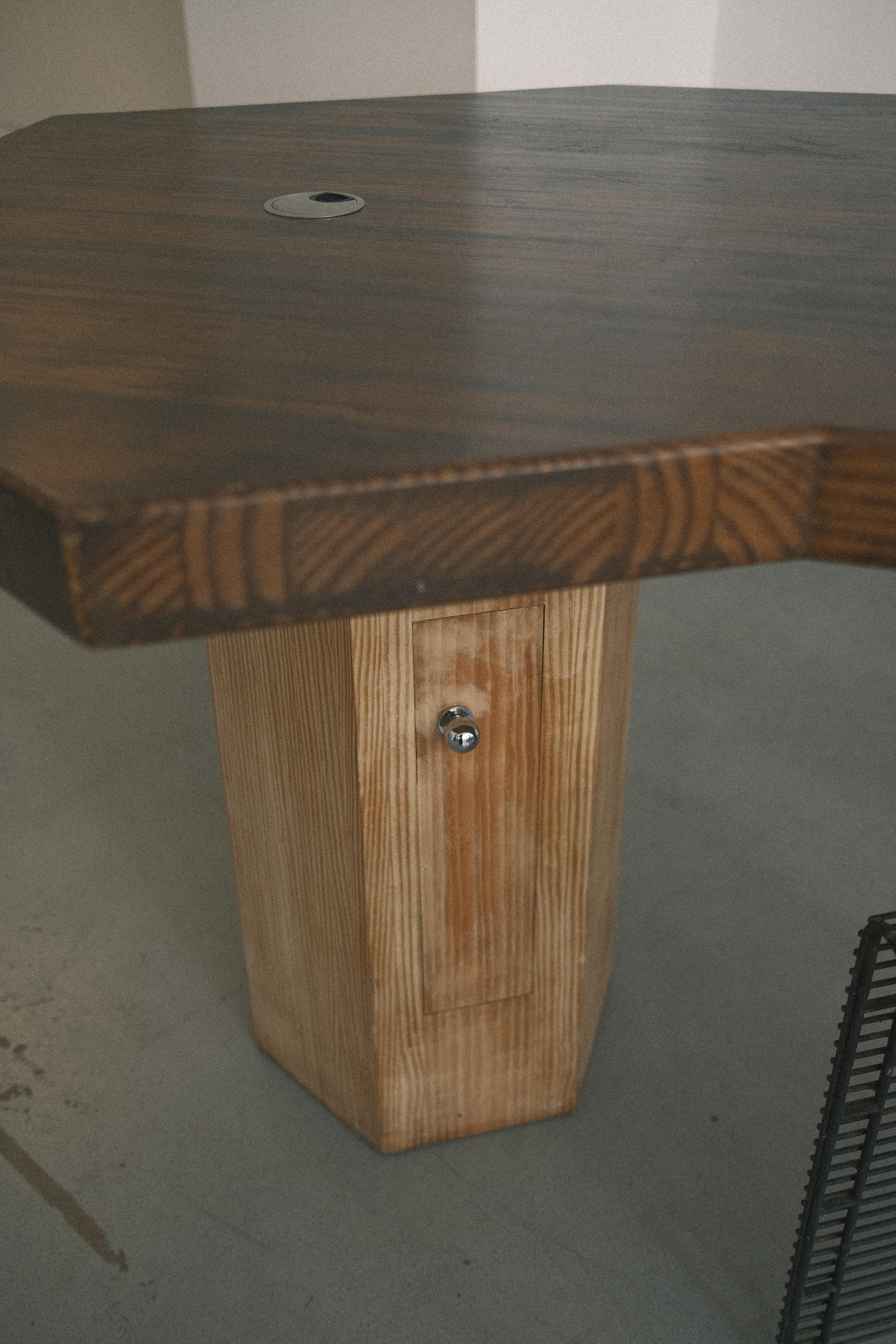 Bureau en bois dans le goût de Charlotte Perriand For Sale 9