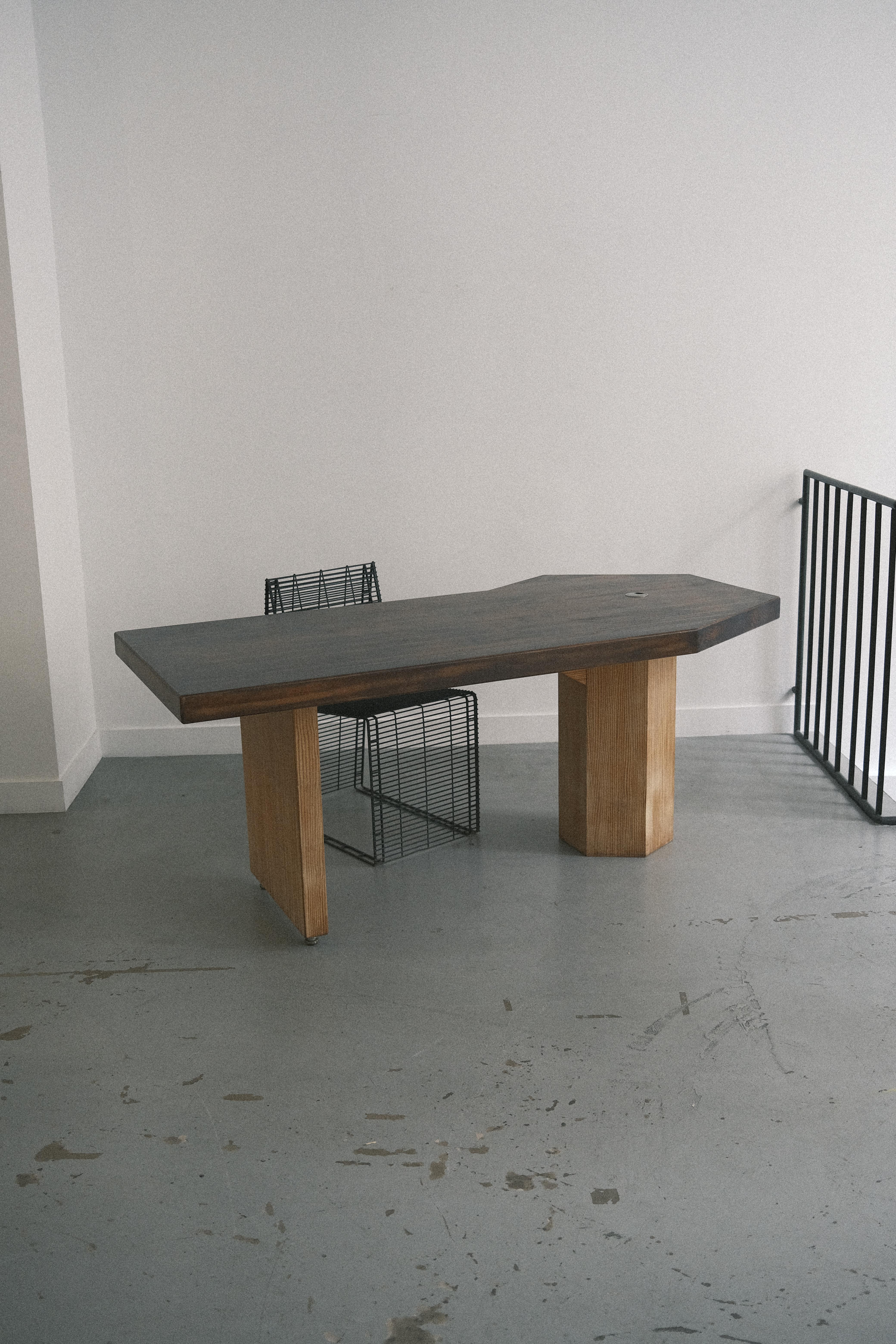 
Bureau en pin dans le goût de Charlotte Perriand. En très bon état avec quelques traces d'usure. Un plateau de forme libre qui repose sur un piétement en 2 parties. Premier pied rectangulaire sur 2 patins en métal. Second pied de forme hexaèdre.