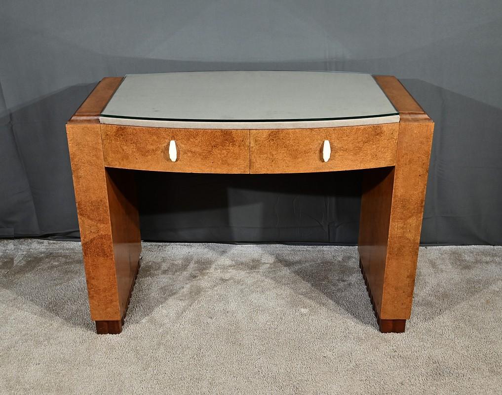 Pequeño escritorio de mediados de siglo en madera de amboyna de la ebanistería parisina Speich Frères, activa entre 1900 y 1940.
Este mueble único, testimonio de la pericia de los maestros ebanistas del periodo de las Artes Decorativas, presenta