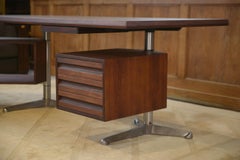 Bureau en palissandre, modèle T95, conçu par Osvaldo Borsani pour Tecno dans les années 1960