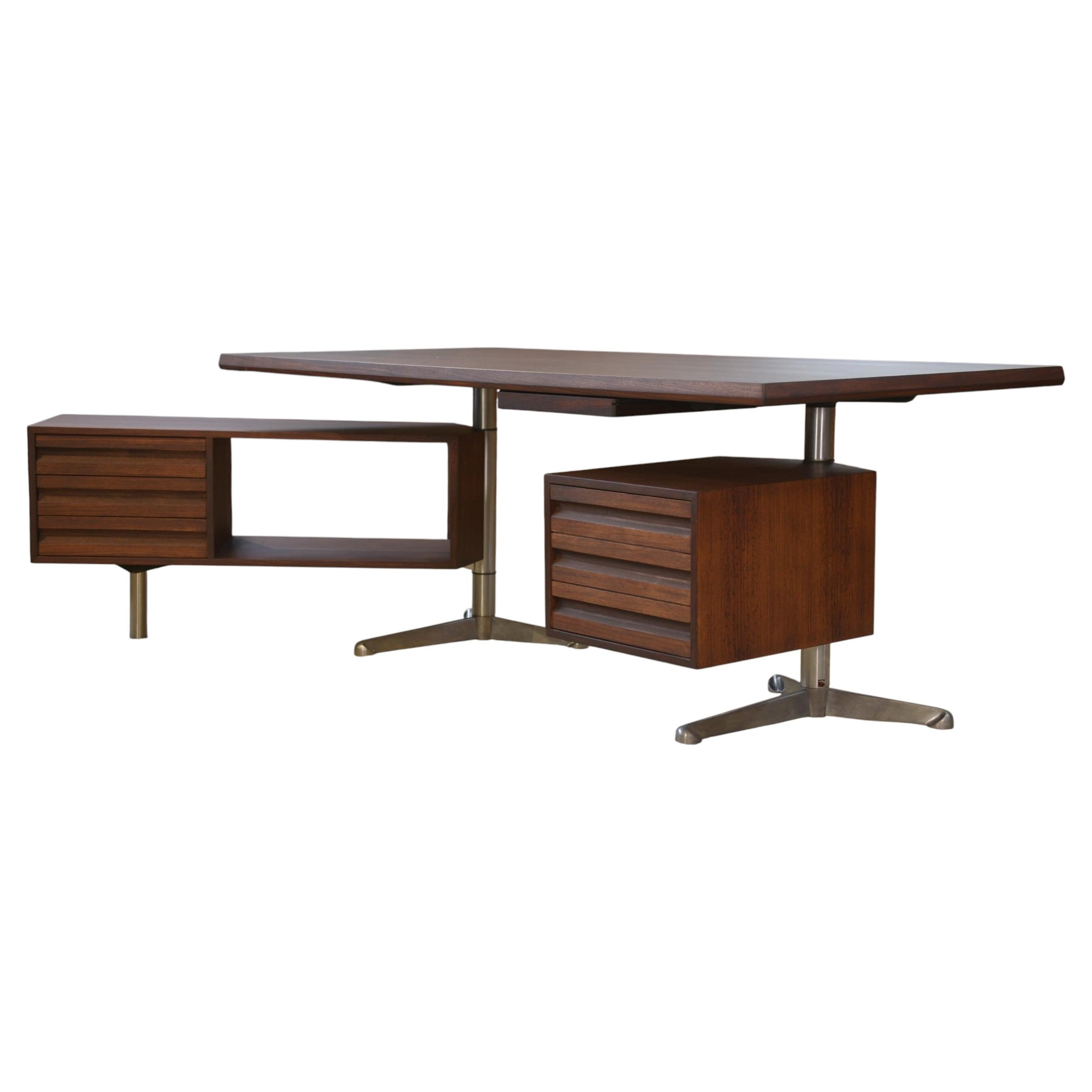 Bureau en palissandre modèle T95 par Osvaldo Borsani pour Tecno 1960's For Sale