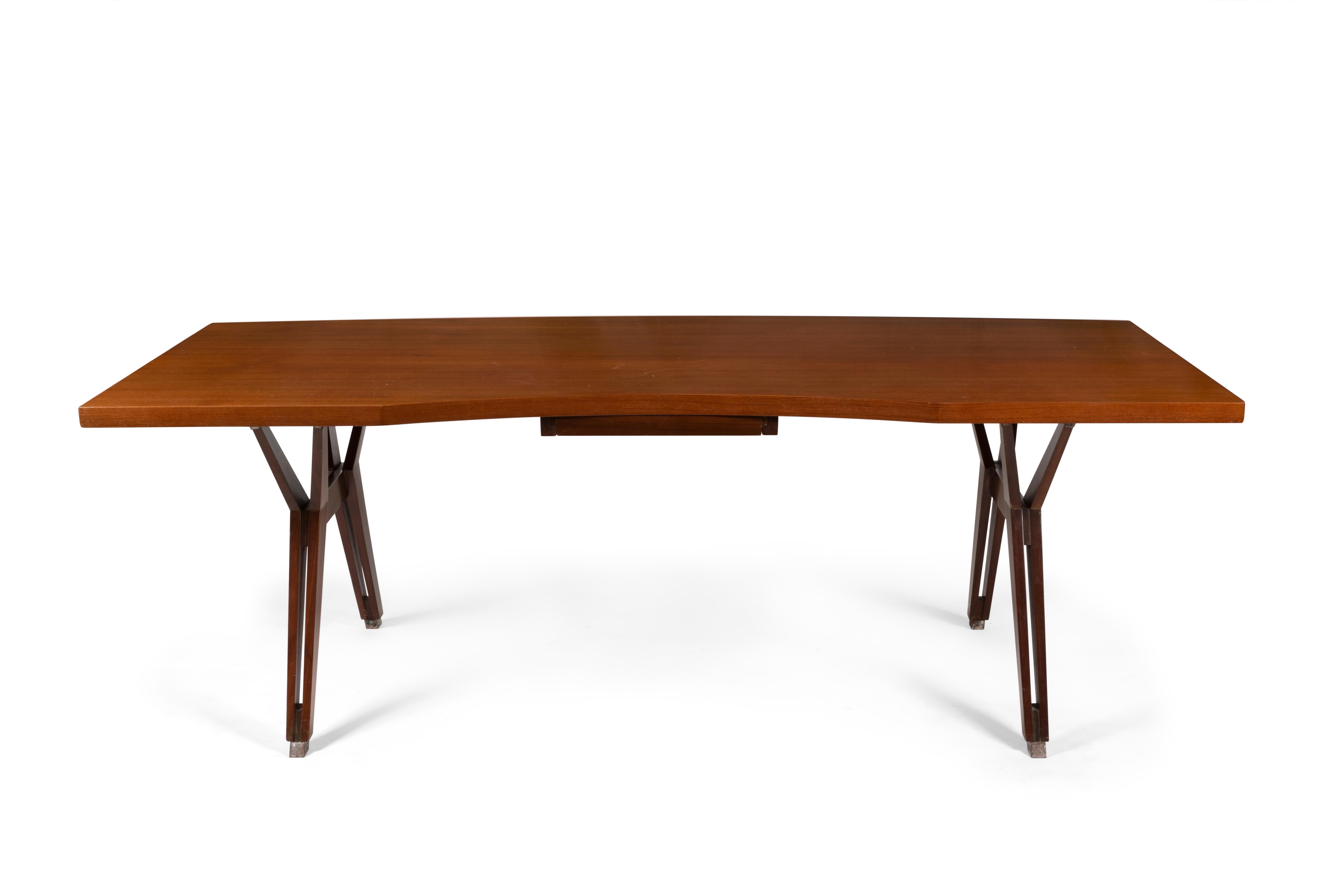 Bureau ou grande table avec plateau cintré en palissandre, tiroir central, piétement en acier, Ico Parisi, circa 1958.

Dimensions : H72 x L210 x P90cm