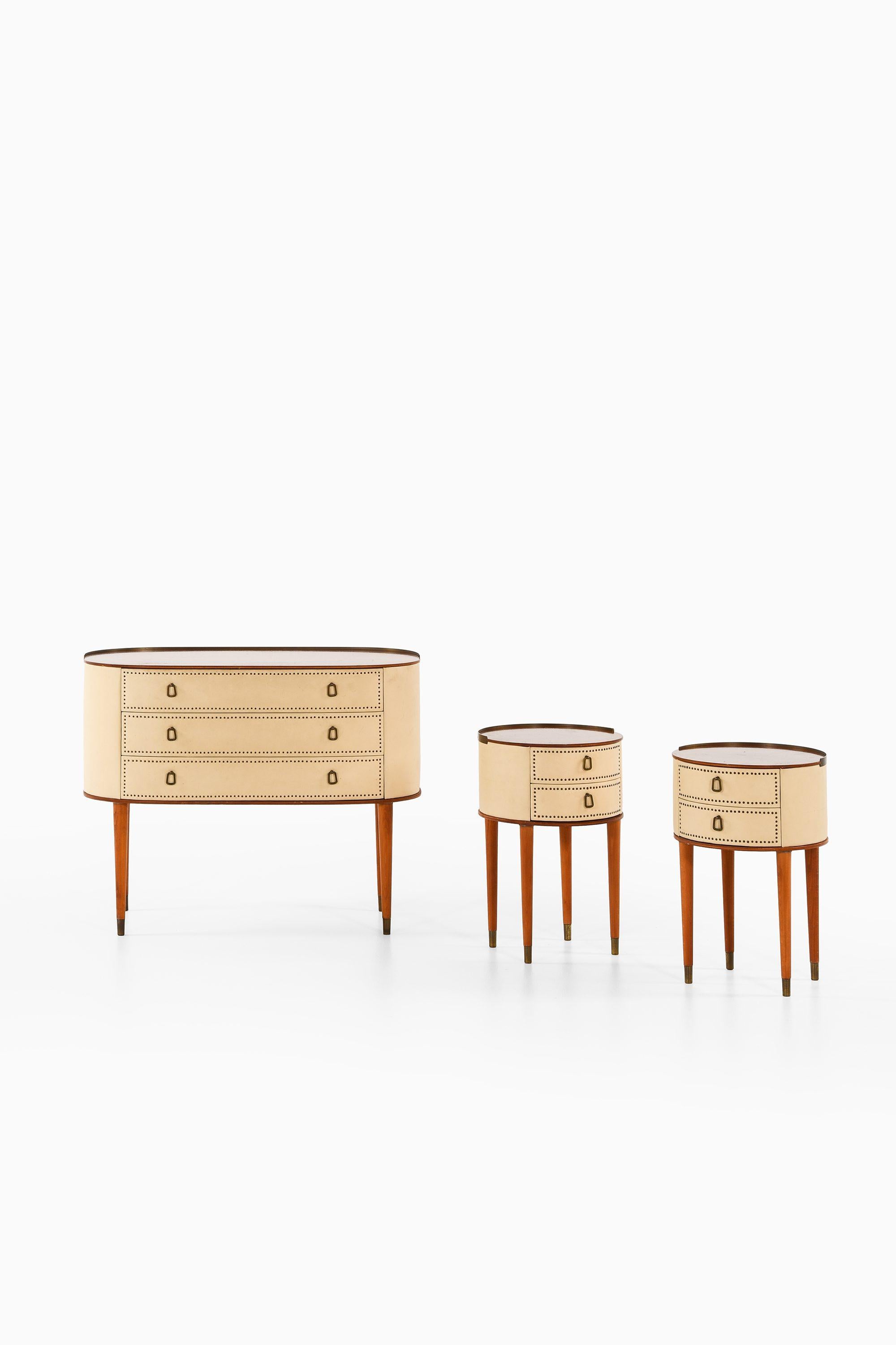 Mesa de caoba, latón y cuero artificial blanco de Halvdan Pettersson, años 50

Información adicional:
Material: Caoba, latón y cuero artificial blanco
Estilo: Mediados de siglo, Escandinavia
Producido por Tibro möbelfabrik en Suecia
Dimensiones (An