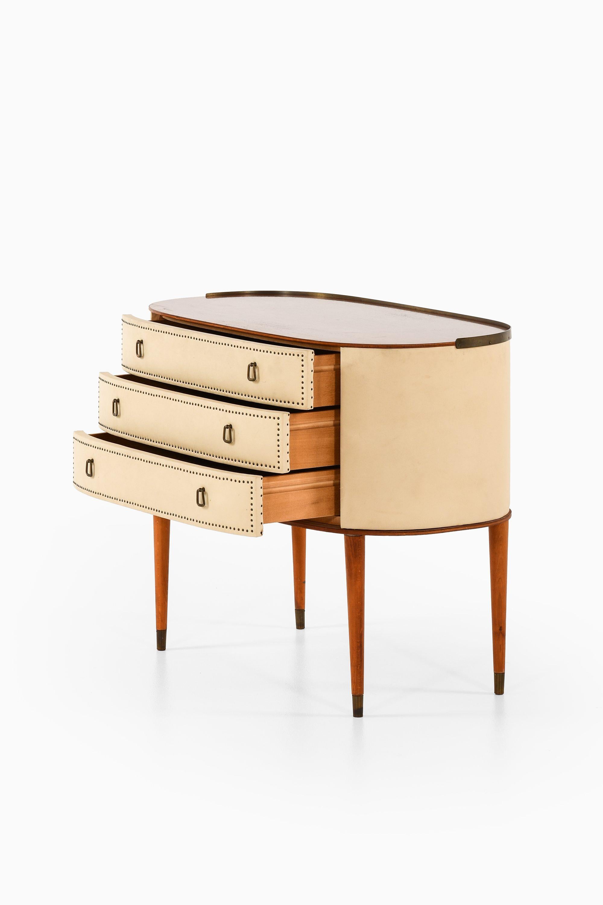 Bureau en caoba y cuero artificial blanco de Halvdan Pettersson, años 50 Escandinavo moderno en venta