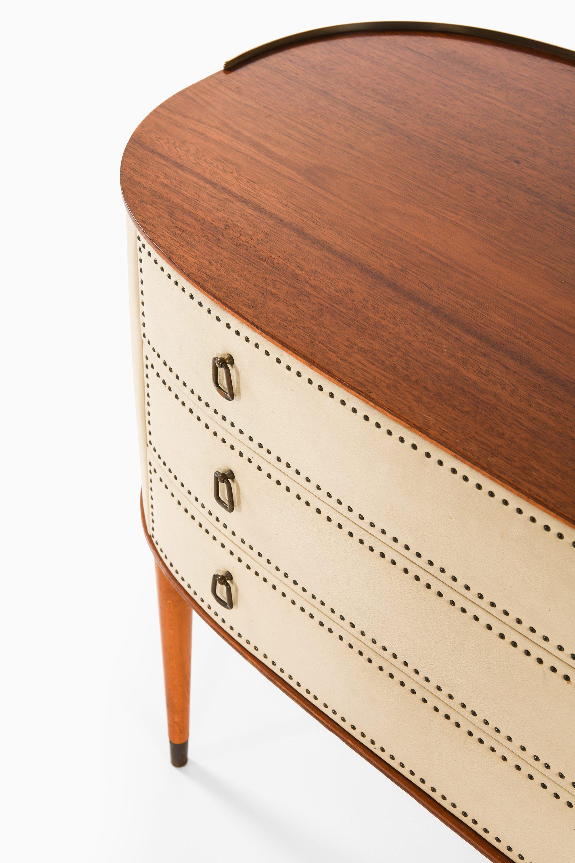 Bureau en caoba y cuero artificial blanco de Halvdan Pettersson, años 50 Sueco en venta