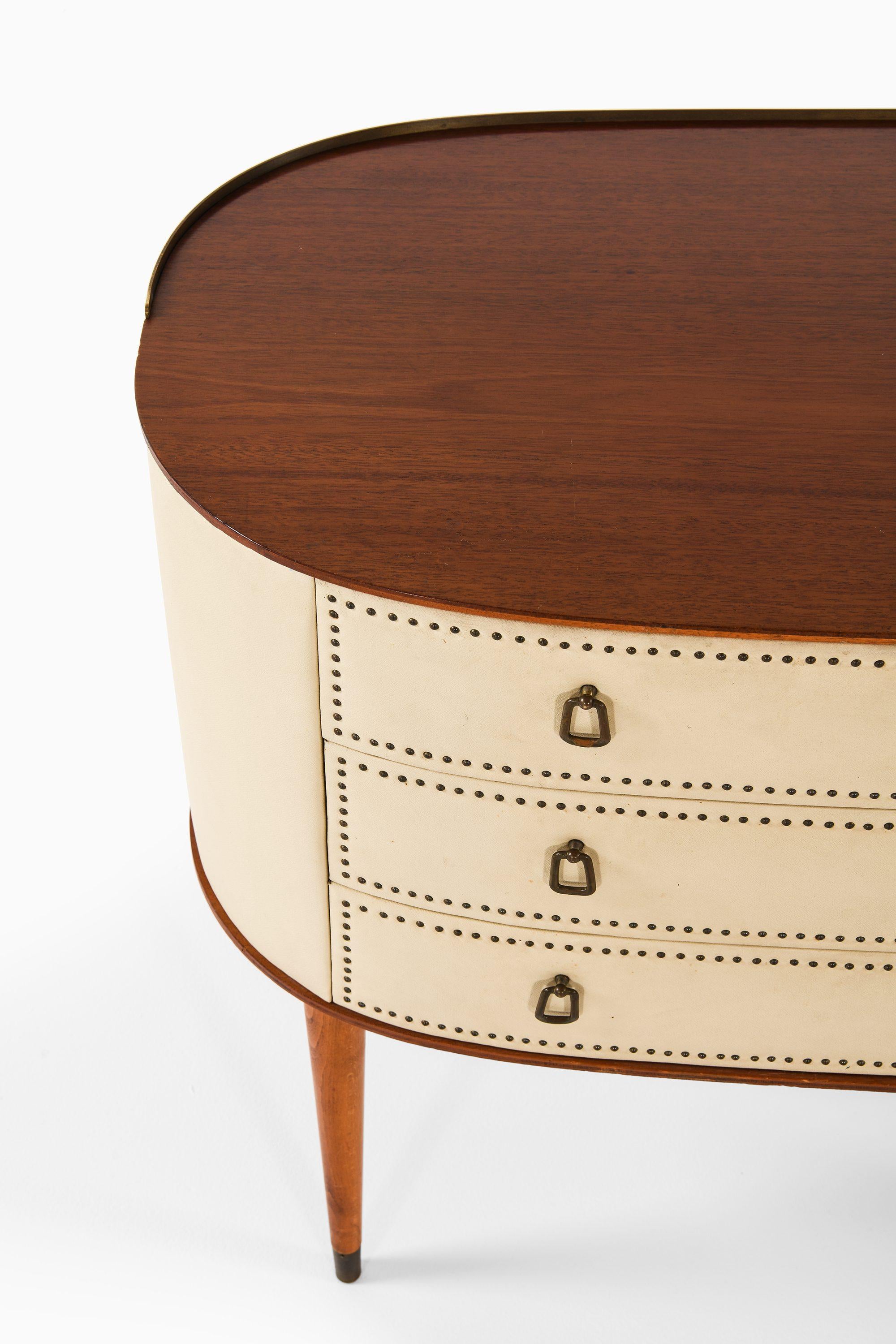 Bureau en caoba y cuero artificial blanco de Halvdan Pettersson, años 50 en Bueno estado para la venta en Limhamn, Skåne län