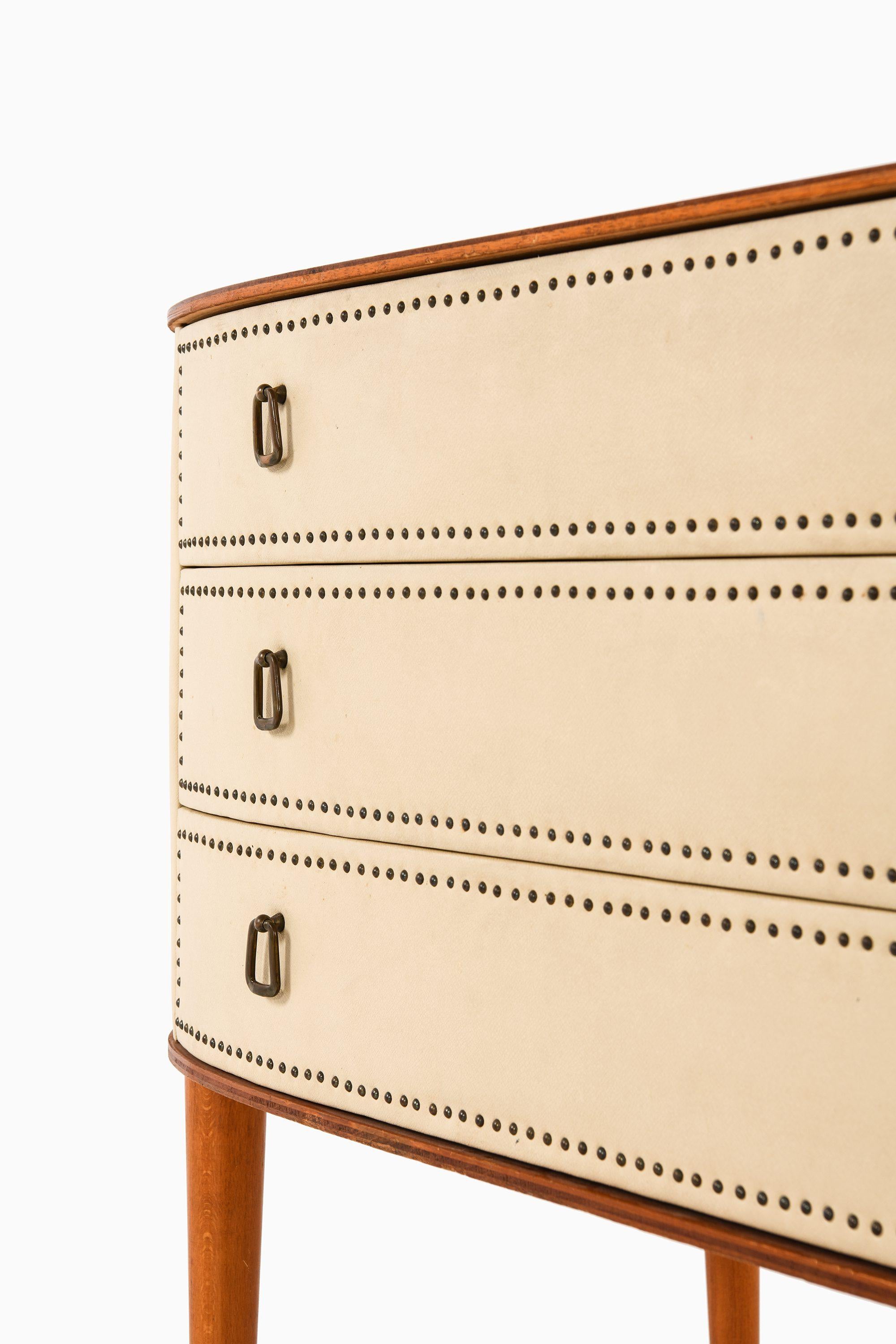 Bureau en caoba y cuero artificial blanco de Halvdan Pettersson, años 50 siglo XX en venta