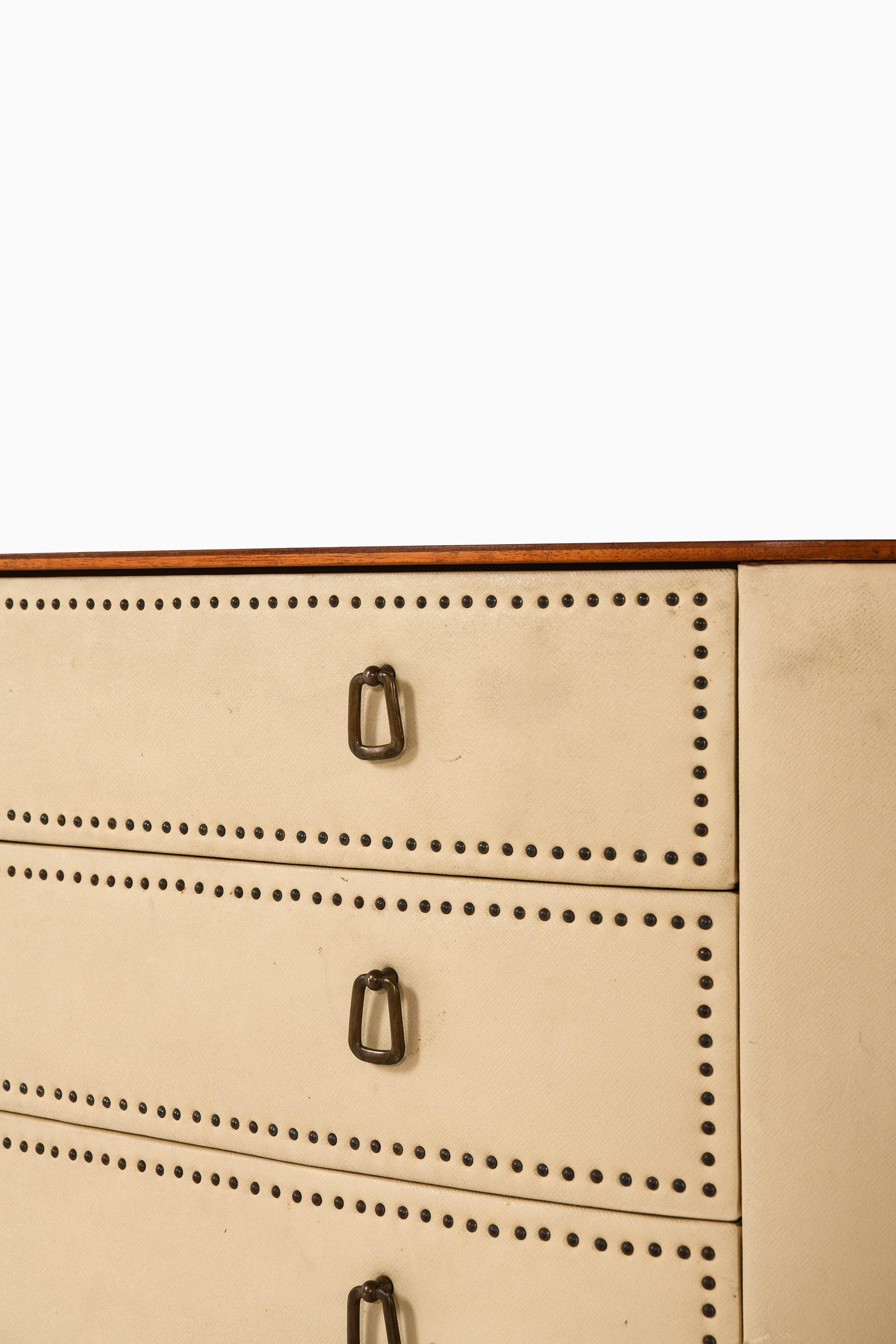 Bureau en caoba y cuero artificial blanco de Halvdan Pettersson, años 50 Caoba en venta