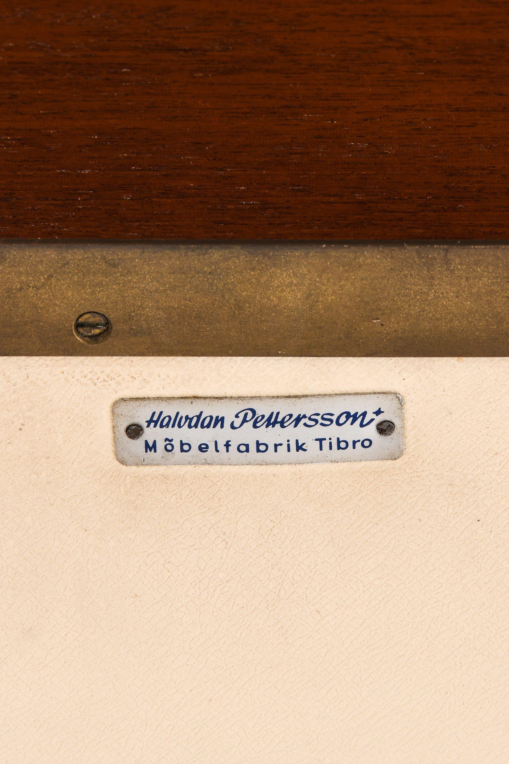 Bureau en caoba y cuero artificial blanco de Halvdan Pettersson, años 50 en venta 1