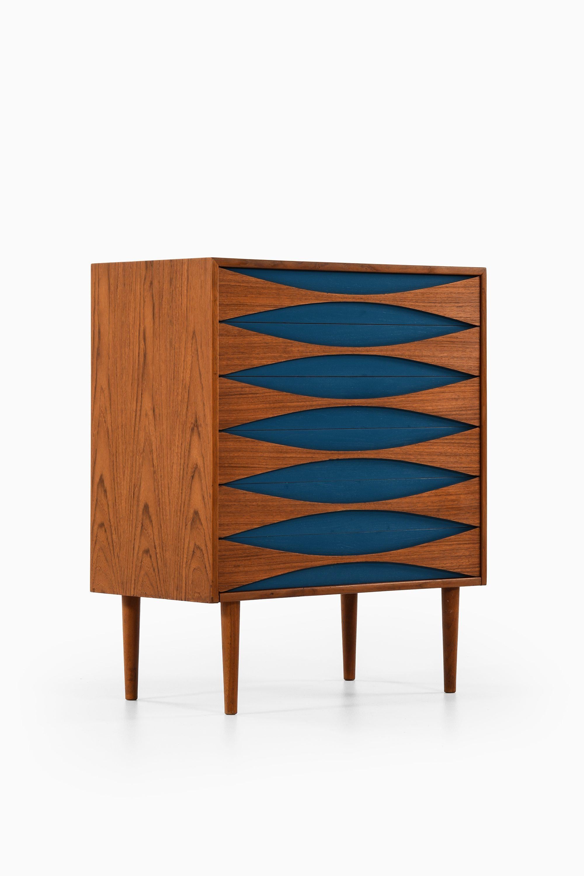 Bureau in Teak and Blue Lacquered by Arne Vodder, 1950's

Additional Information:
Material: Teak and blue lacquered
Style: Mid century, Scandinavia
Produced by N.C Møbler in Denmark
Dimensions (W x D x H): 84 x 45 x 100.5 cm
Condition: Good vintage