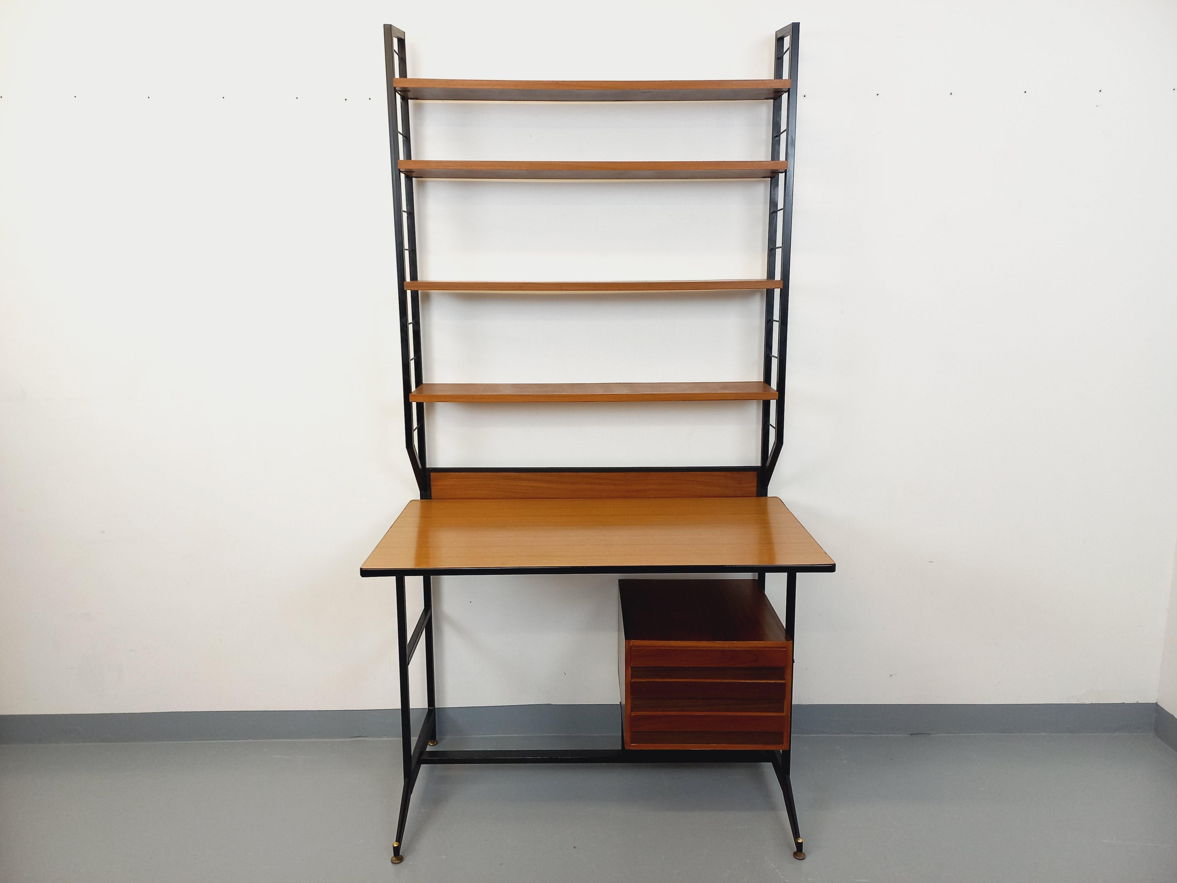 Bureau avec bibliothèque étagère string intégrée vintage des années 60, design italien moderniste, en teck et métal noir, pieds en laiton réglables pour ajustement au sol, 4 étagère ouverte type étagères String Tomado, 1 module bureau avec partie en