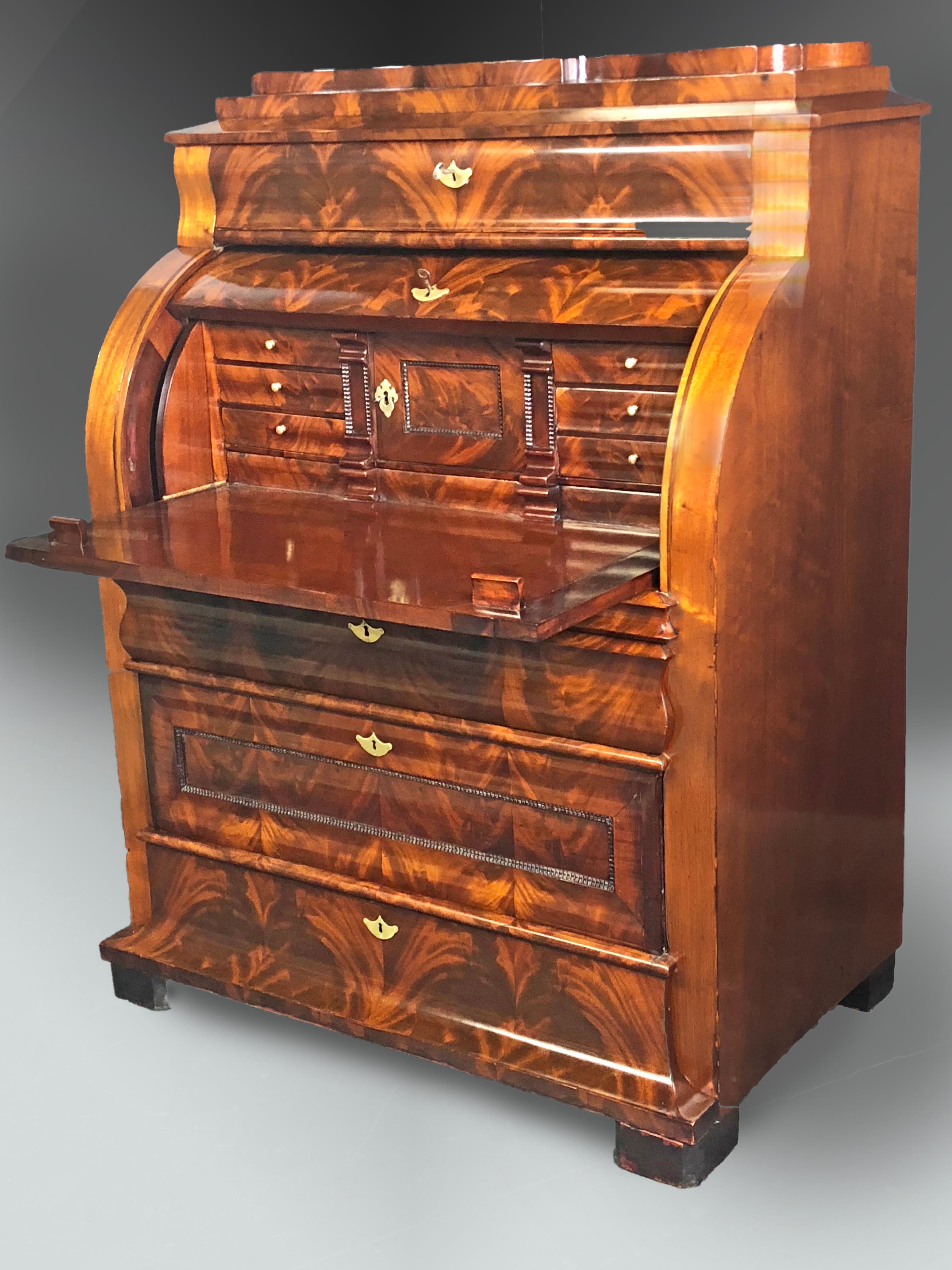 Bureau Biedermeier with Cylinder Top 1850s with Fine Mahogany In Excellent Condition For Sale In Santander, ES