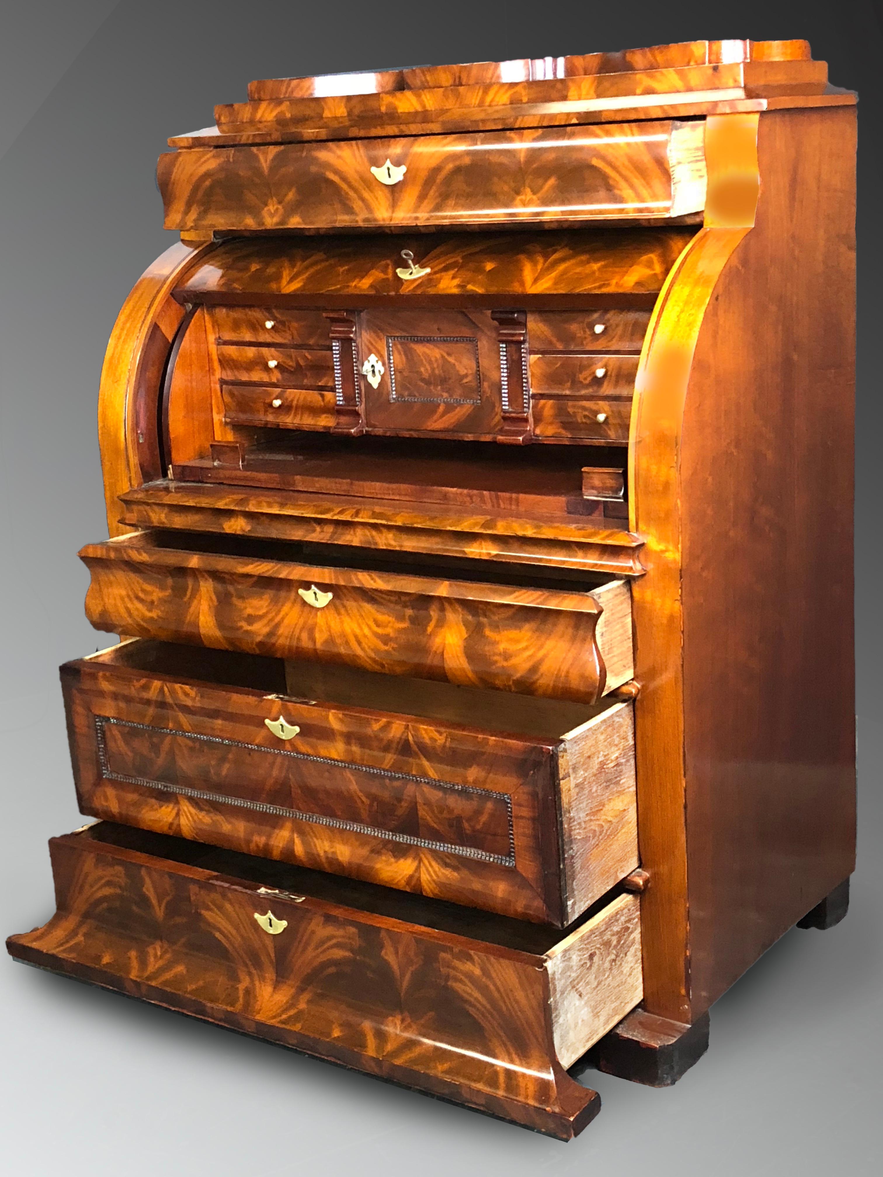 Bureau Biedermeier with Cylinder Top 1850s with Fine Mahogany For Sale 2