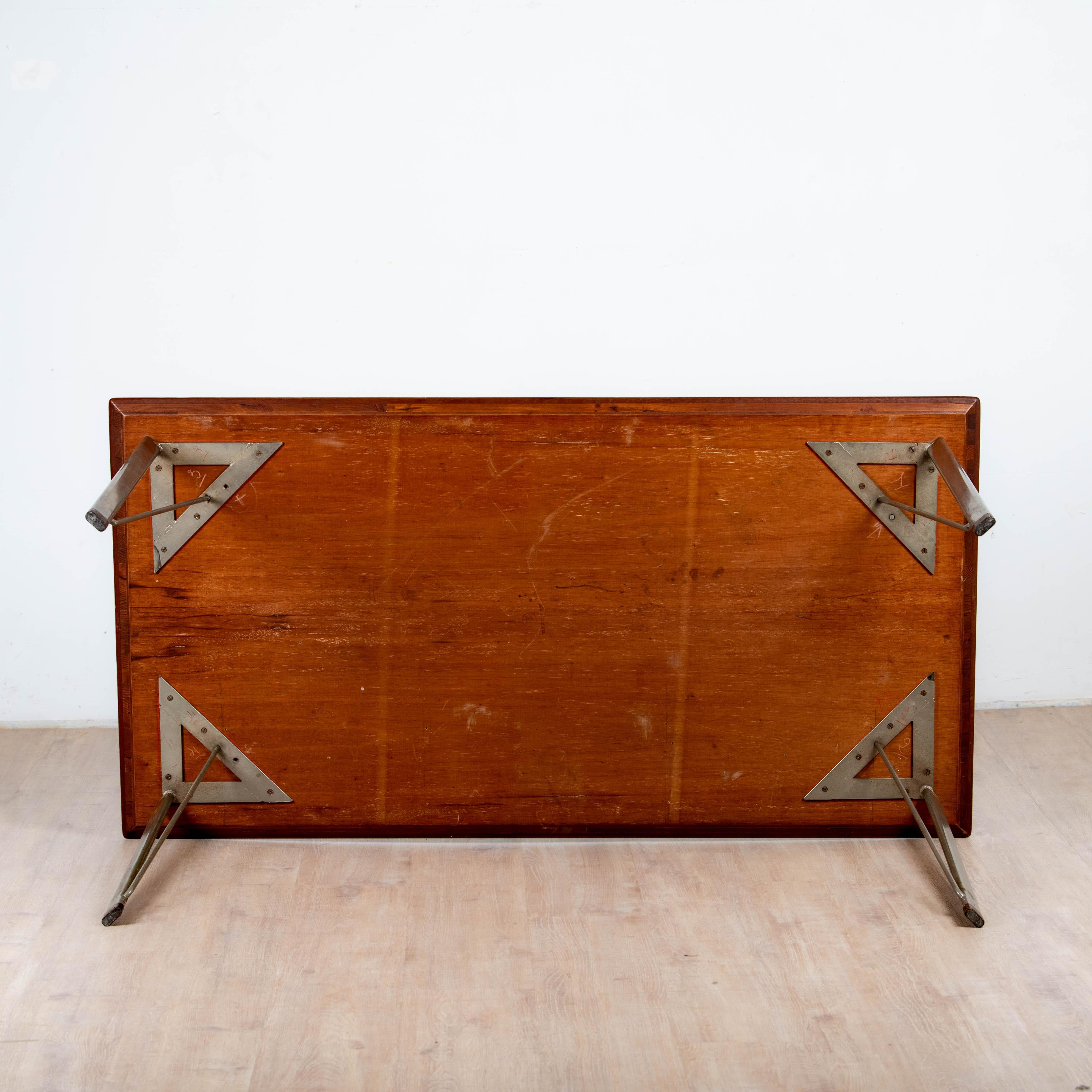 Bureau Modèle 3605 en Palissandre par Arne Jacobsen pour Fritz Hansen, Danemark, 1960

Das Plateau aus Palissandre mit einem schönen Muster, die verchromten Füße aus massivem Palissandre sind in einem guten Zustand.

Arne Jacobsen (1902-1971)