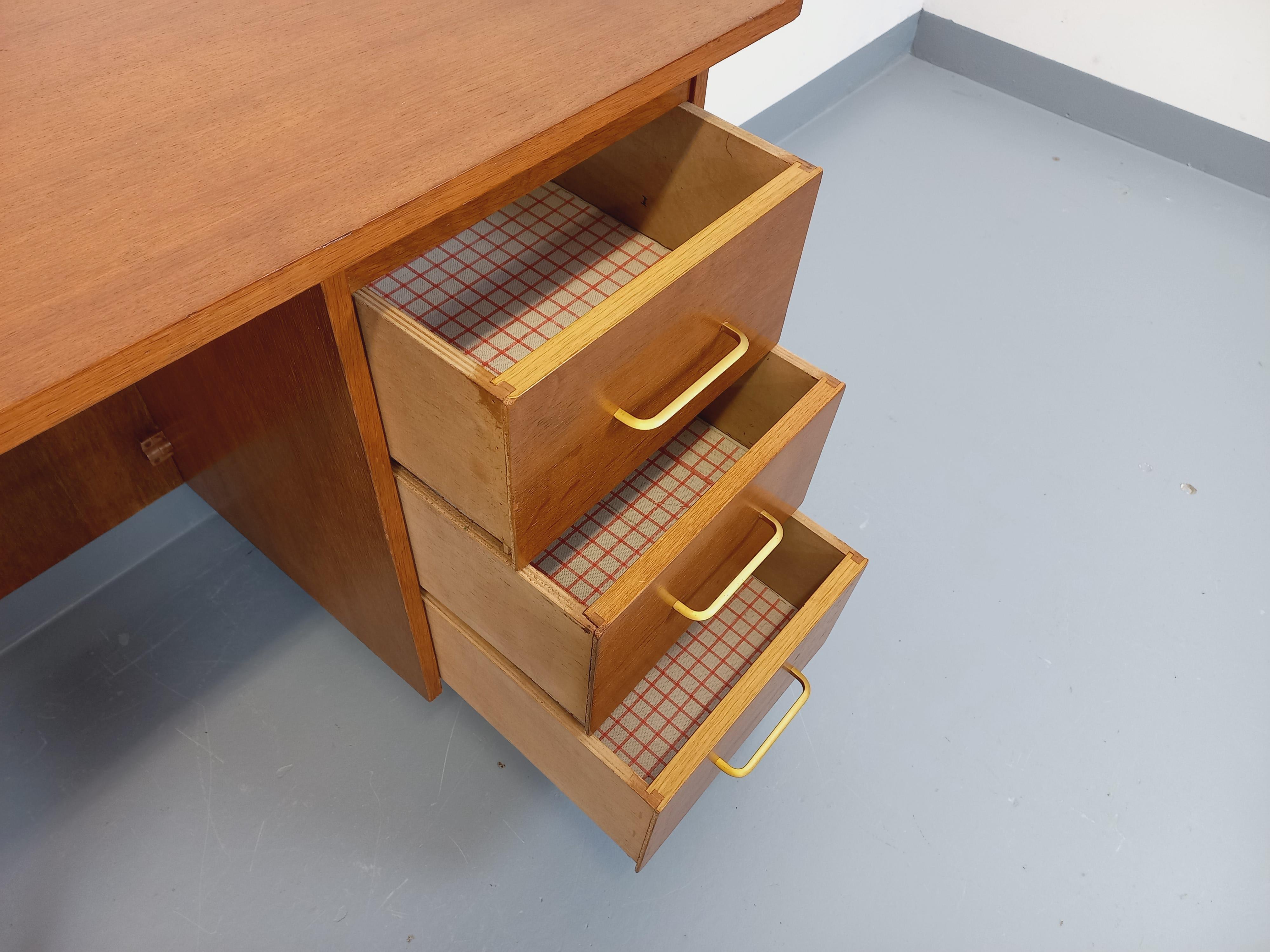 Bureau moderniste vintage en bois et métal noir des années 60 For Sale 3