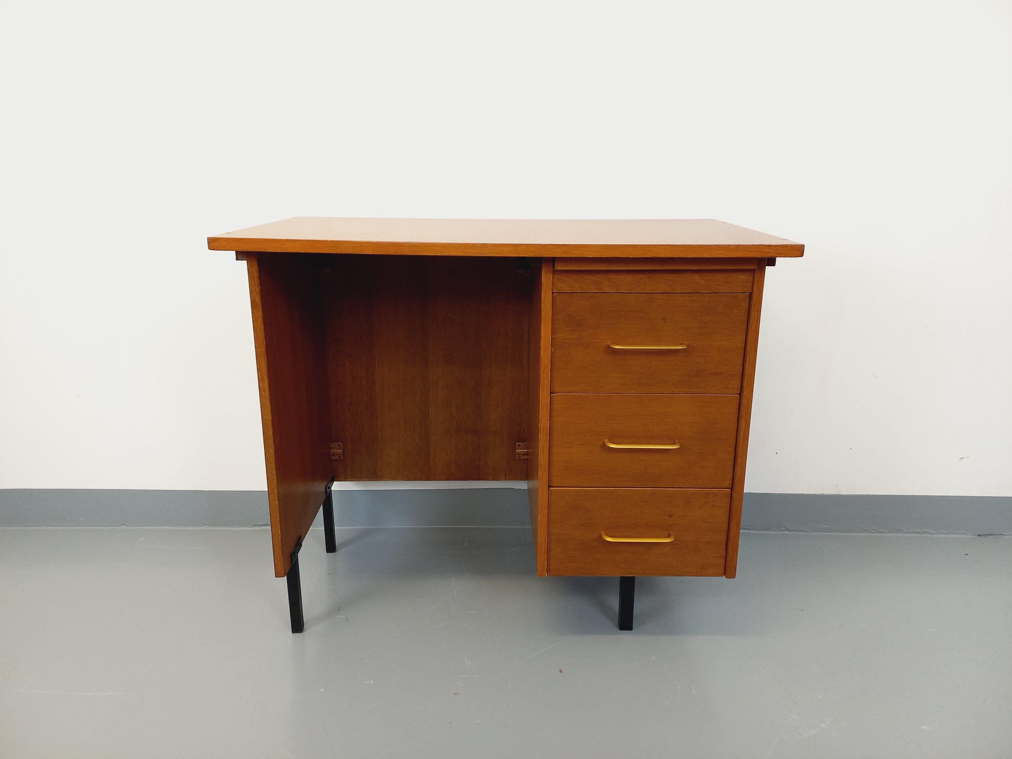 Bureau moderniste vintage en bois et métal noir des années 60 For Sale 5