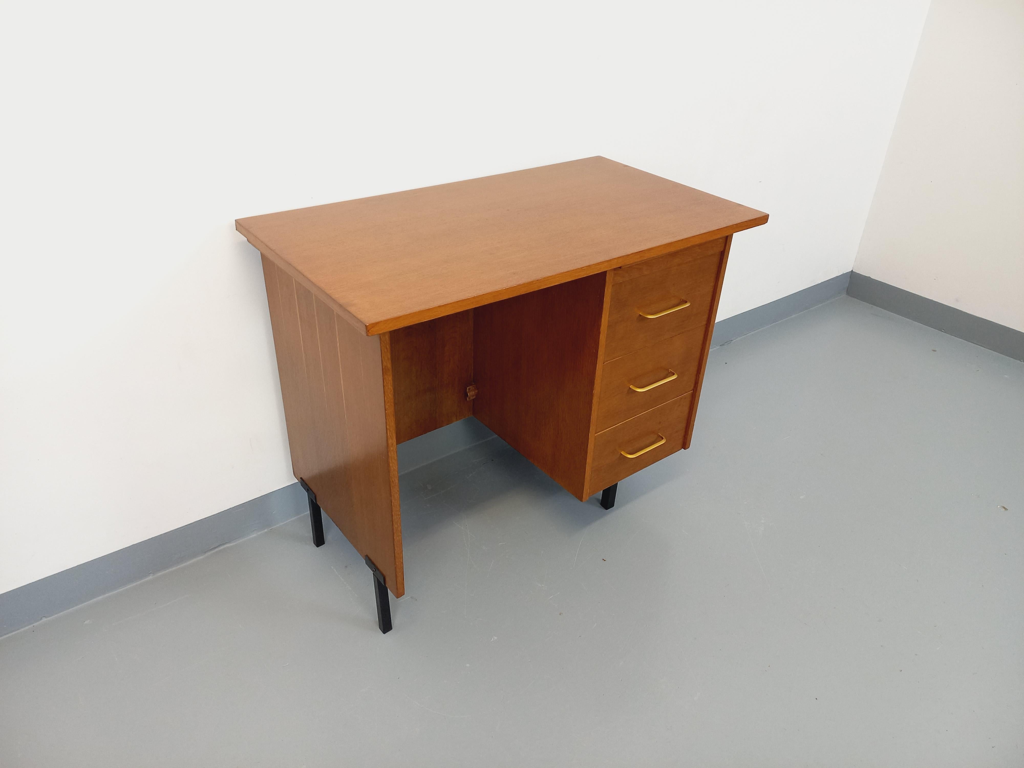 Bureau moderniste vintage en bois et métal noir des années 60 For Sale 6