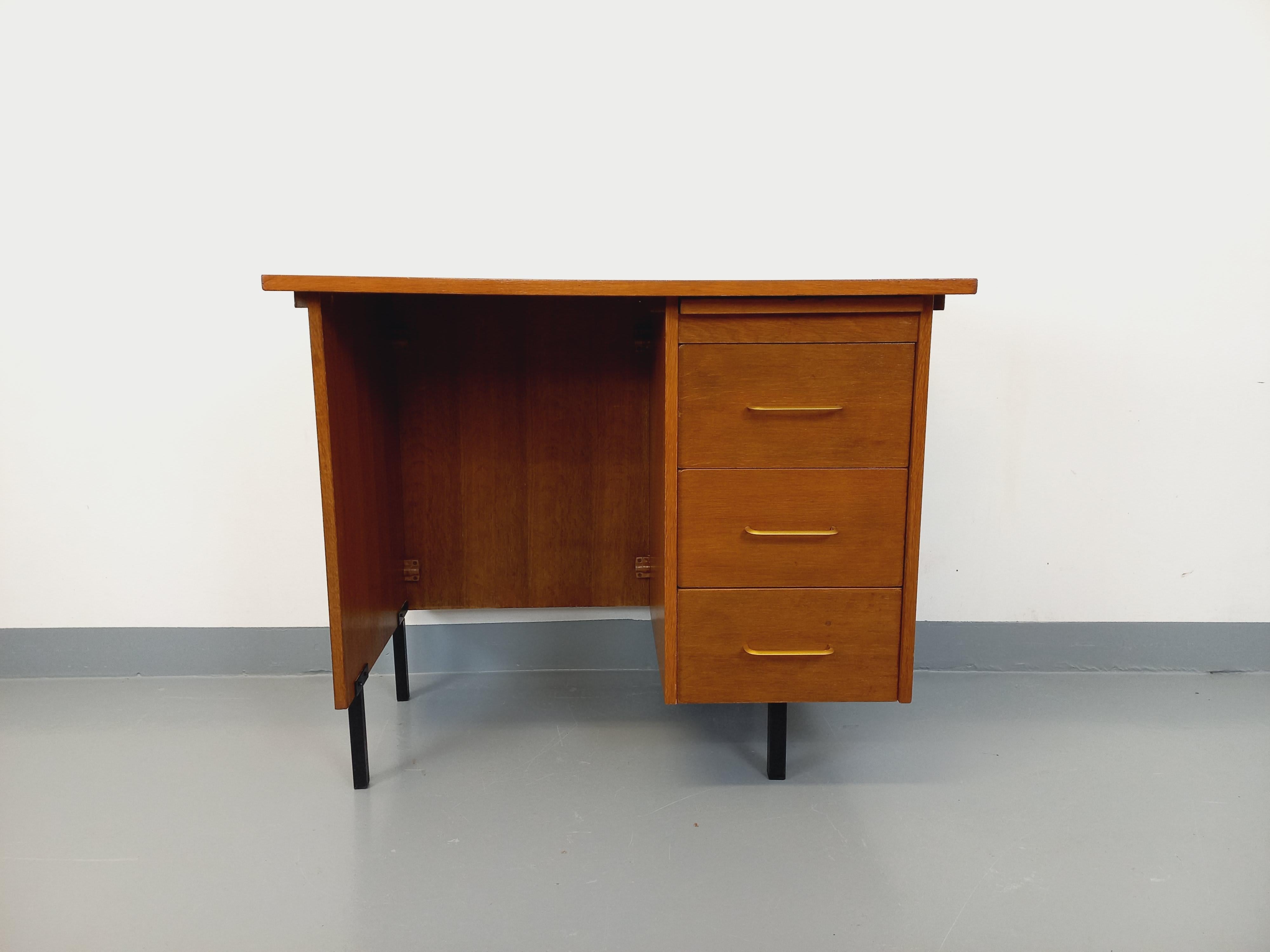 French Bureau moderniste vintage en bois et métal noir des années 60 For Sale