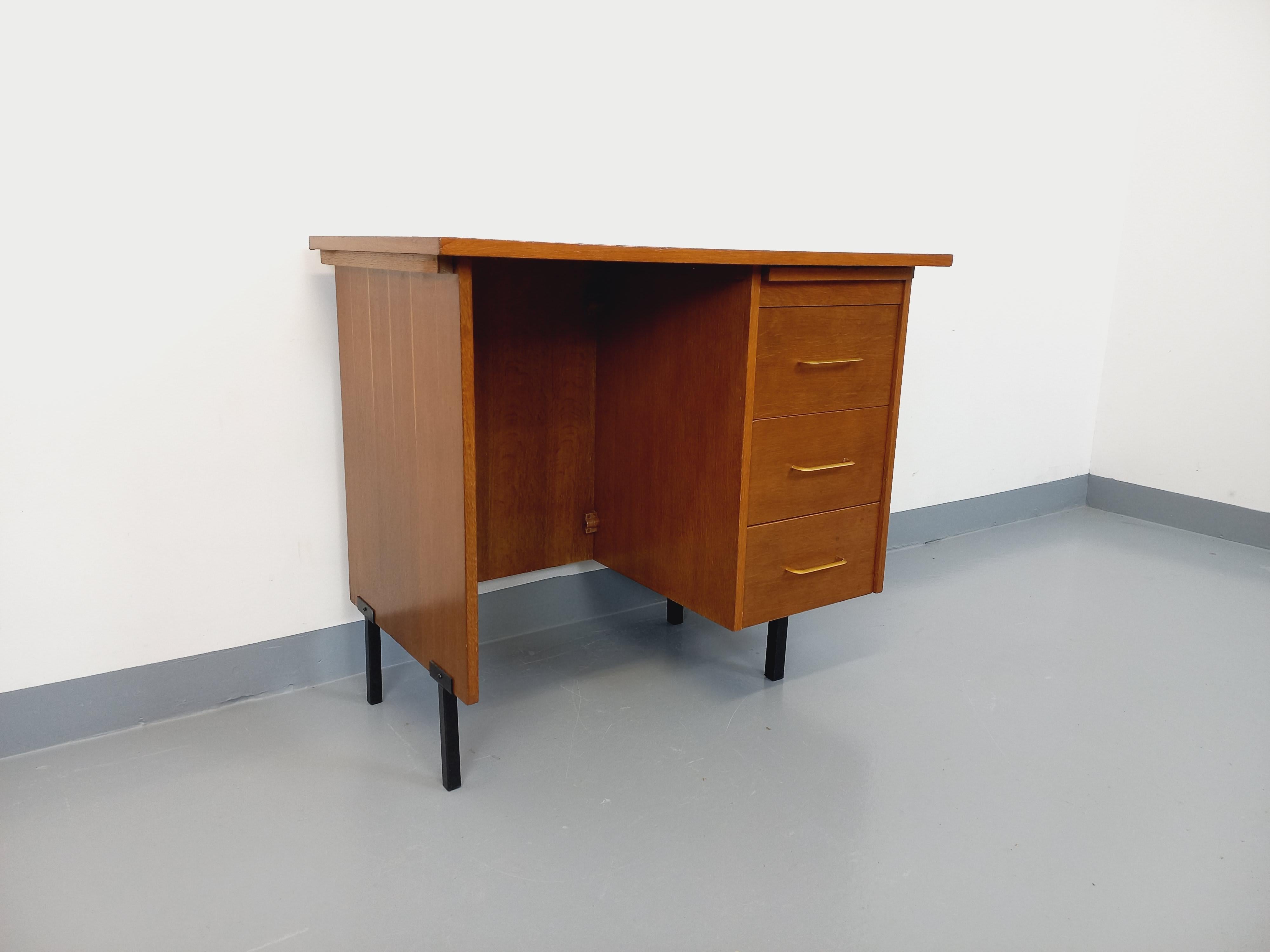 Bureau moderniste vintage en bois et métal noir des années 60 In Good Condition For Sale In BESANÇON, FR