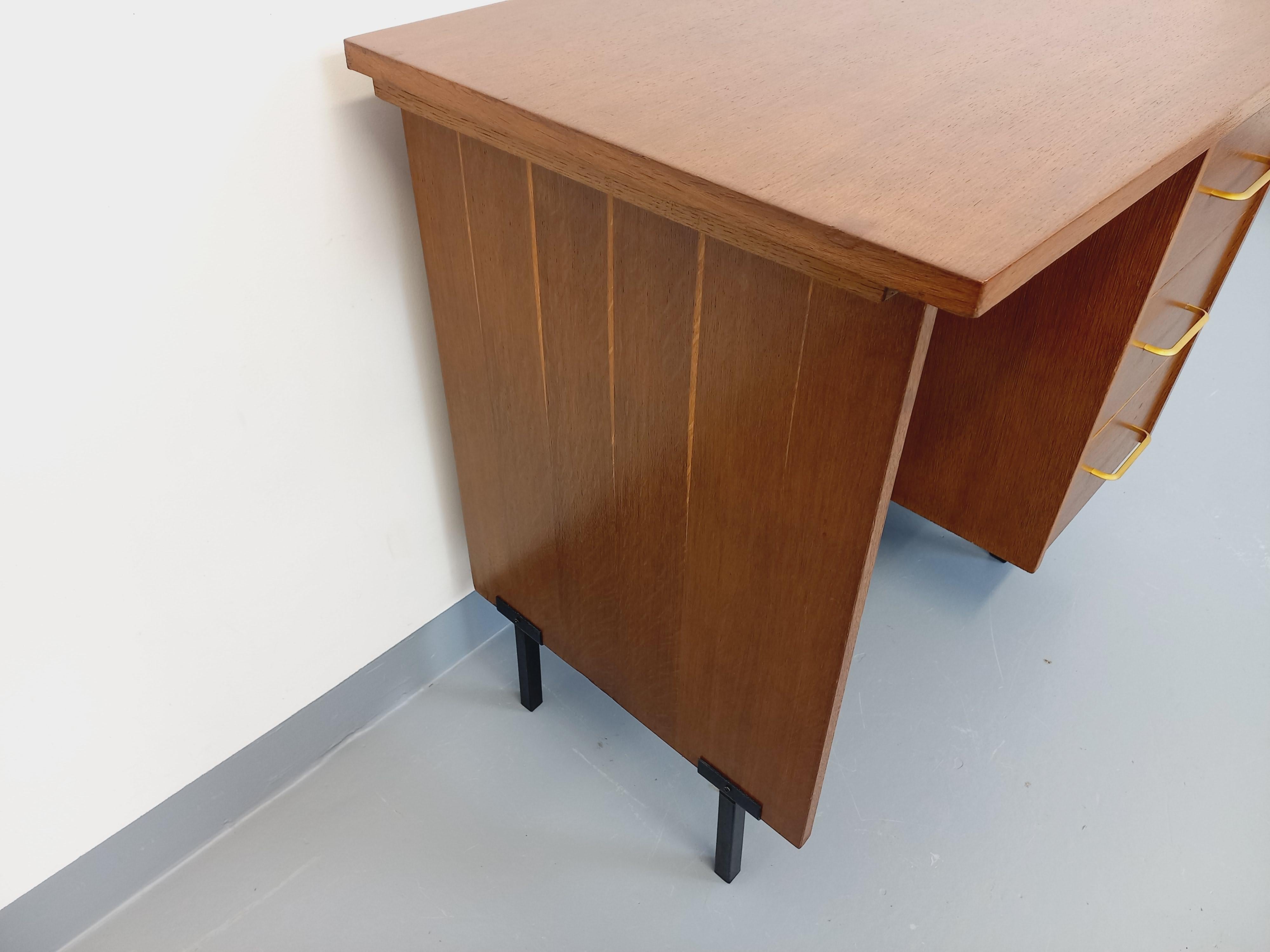 Mid-20th Century Bureau moderniste vintage en bois et métal noir des années 60 For Sale