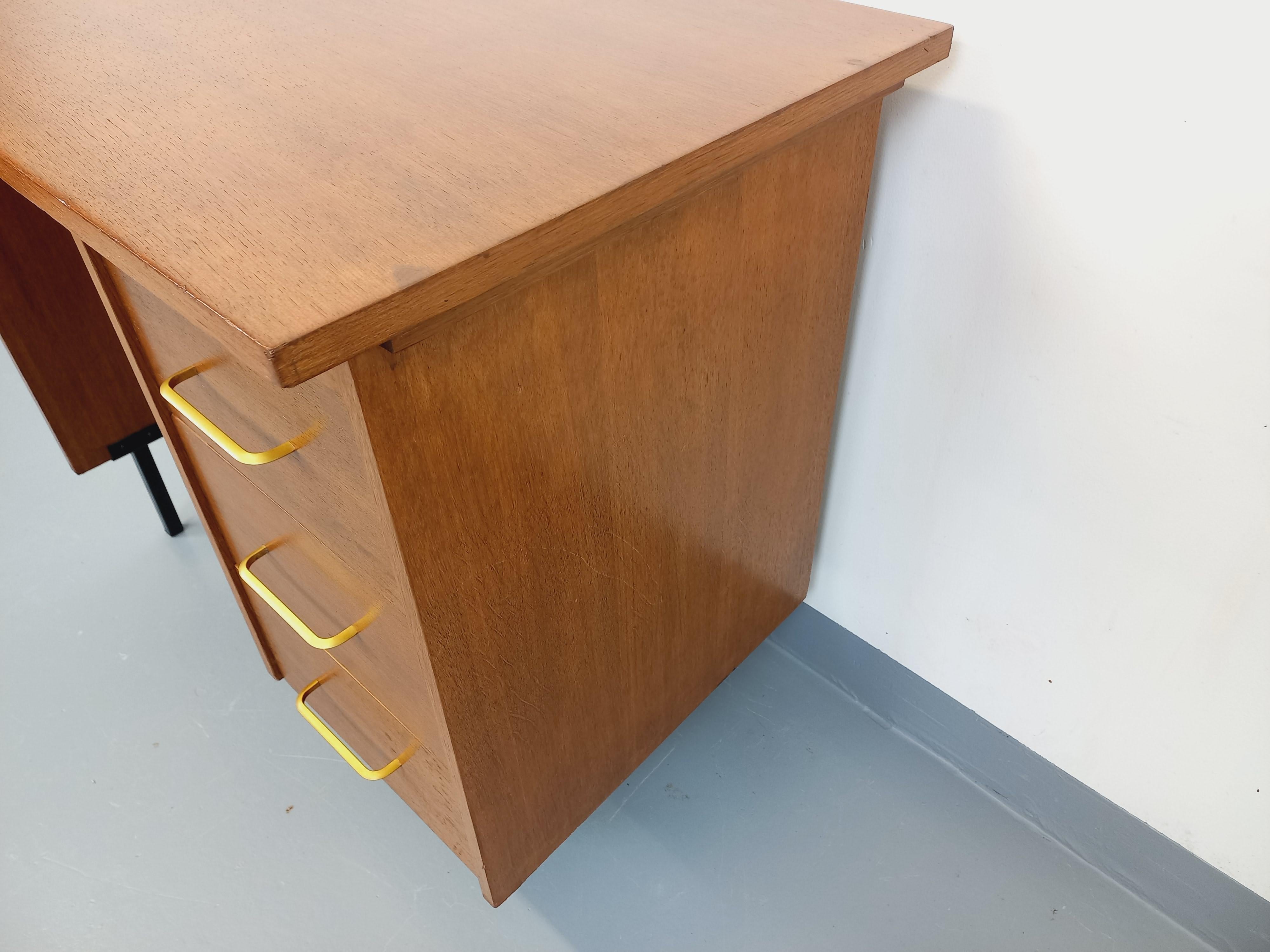 Wood Bureau moderniste vintage en bois et métal noir des années 60 For Sale