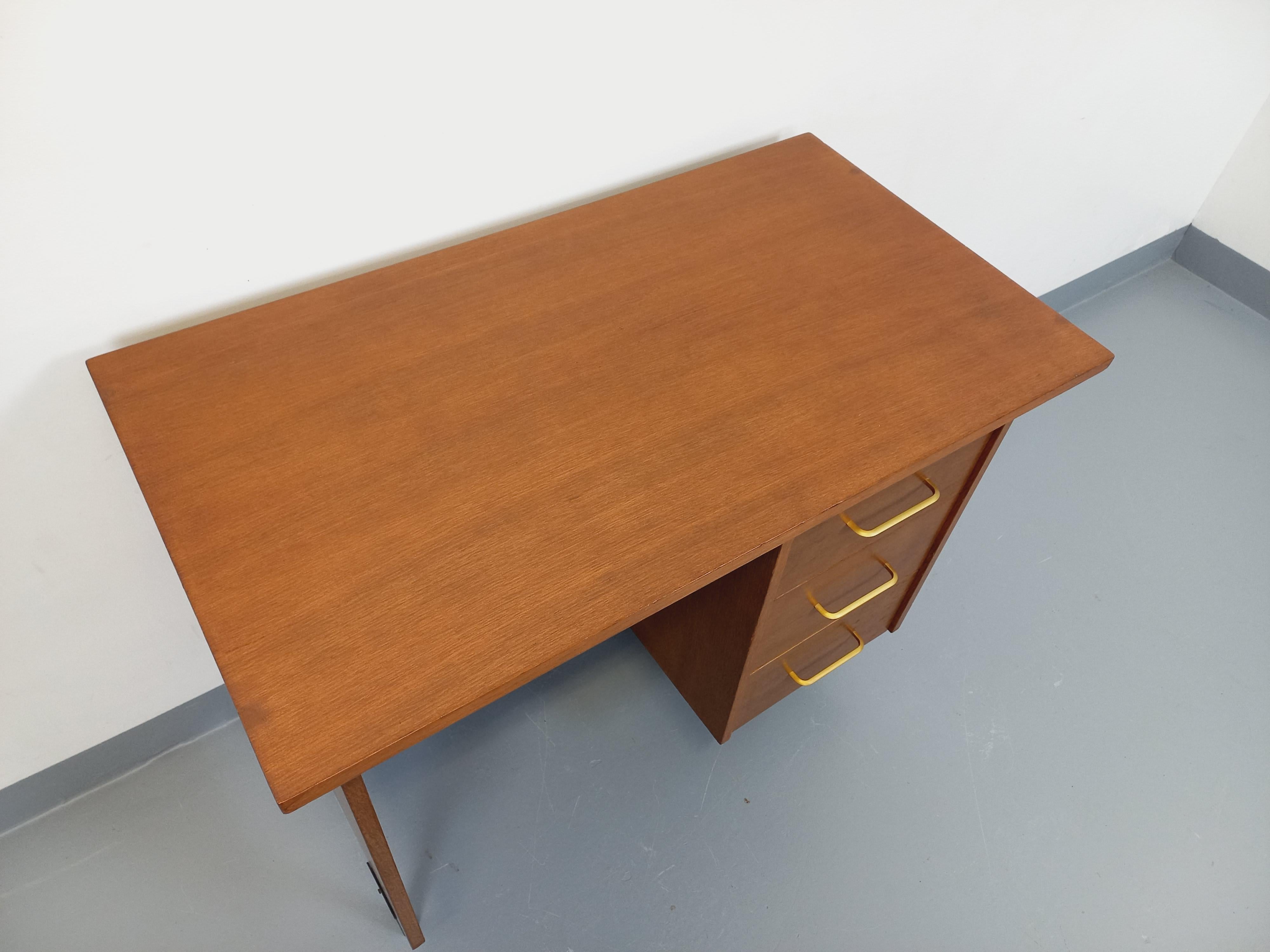 Bureau moderniste vintage en bois et métal noir des années 60 For Sale 1