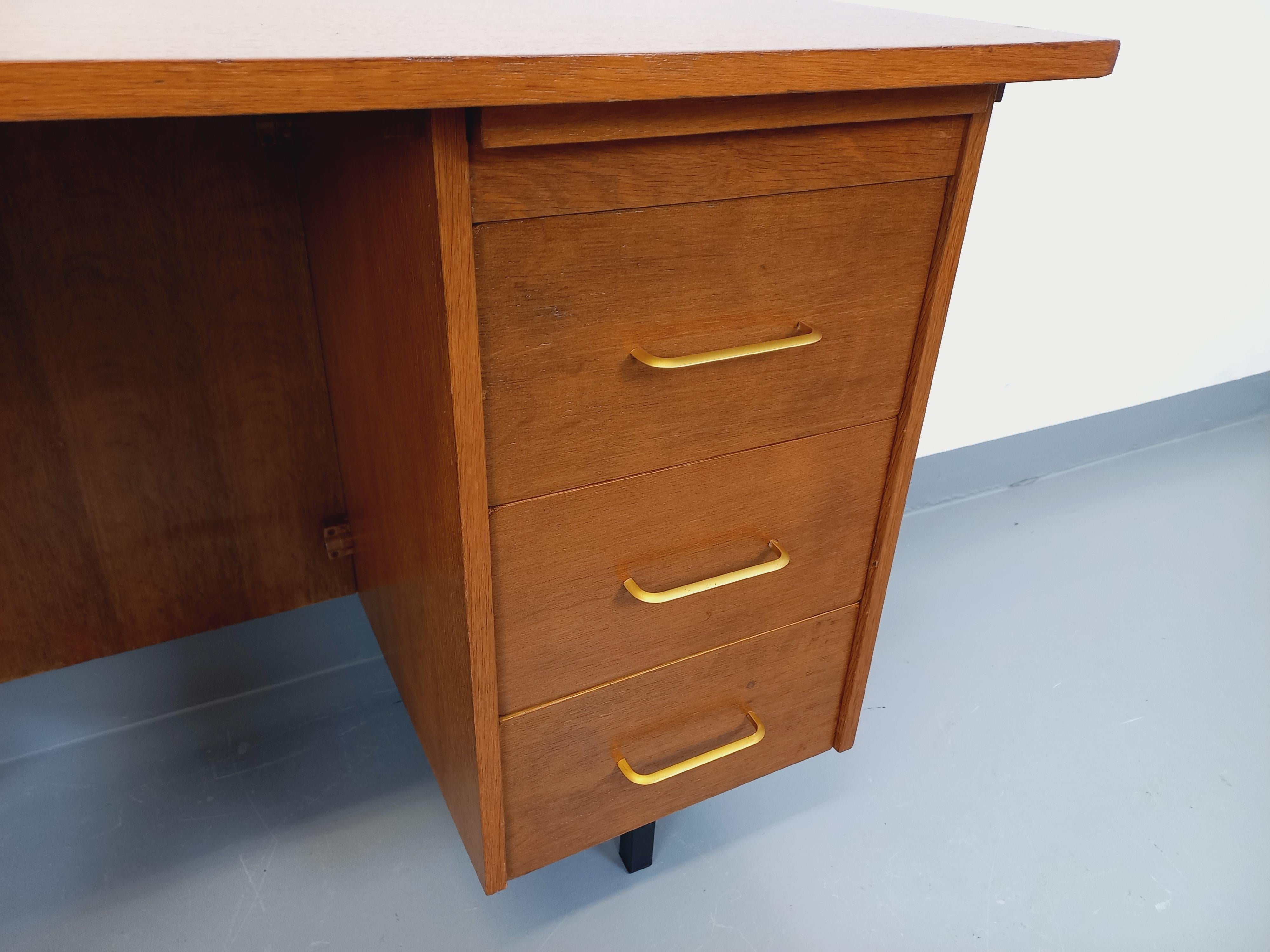 Bureau moderniste vintage en bois et métal noir des années 60 For Sale 2