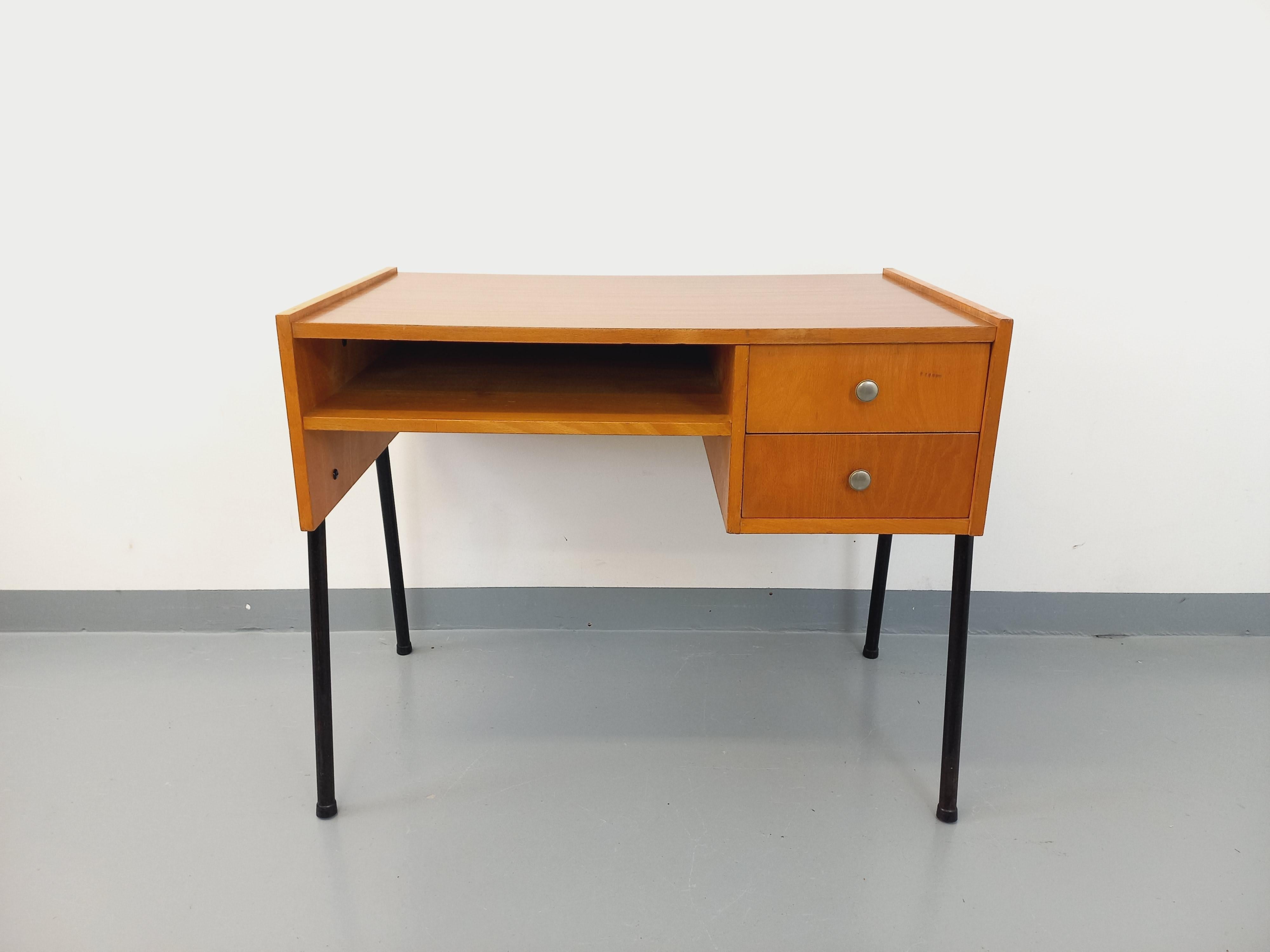 Métal Bureau moderniste vintage en bois, mélaminé et métal noir des années 60